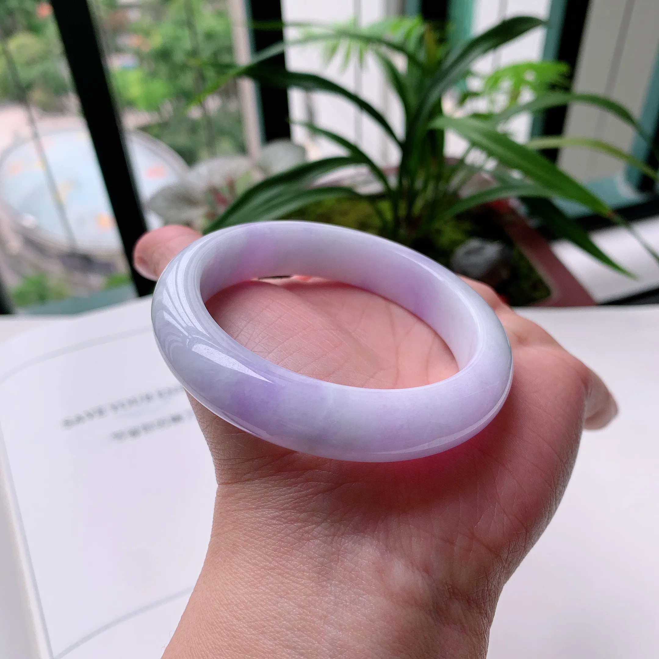 正圈55圈口，天然A货翡翠冰糯种水润飘绿玉手镯，水润秀丽，飘花灵动，种水十足，视觉甜美可人，恰到好