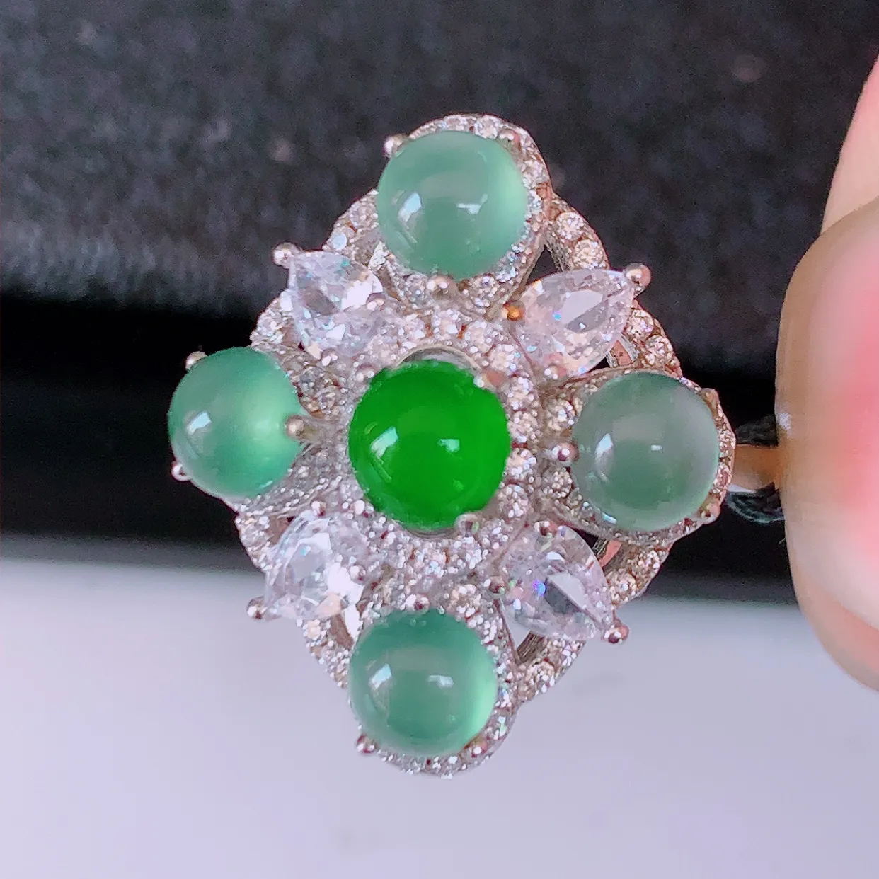 冰透满绿翡翠925银镶嵌戒指，自然光实拍，翠色灵动，颜色漂亮，种老水足，品相佳，佩戴佳品！#97.25（圈口可调大小）整体25.5-16.8-7.6裸石4.2*4.2