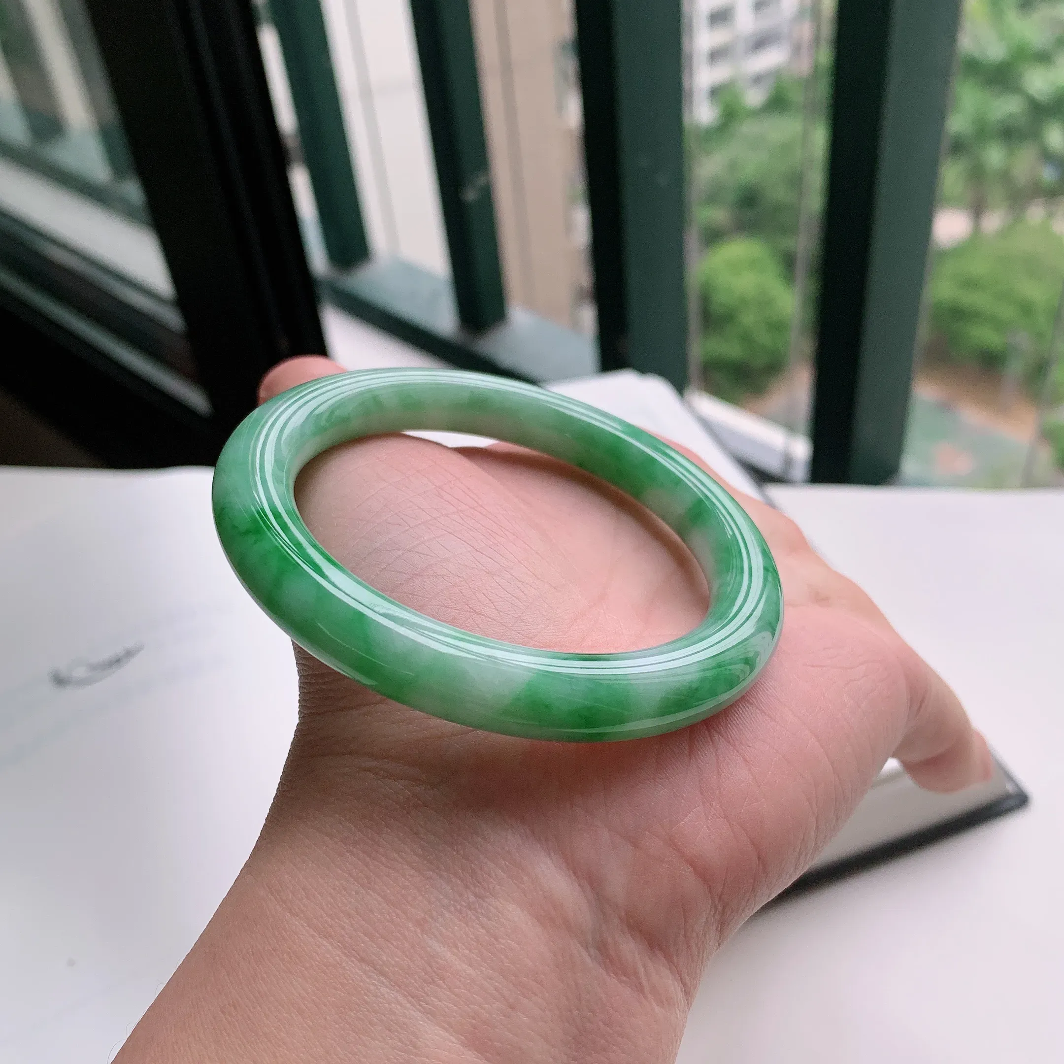 圆条55圈口，天然A货翡翠冰糯种水润飘绿玉手镯，水润秀丽，飘花灵动，种水十足，视觉甜美可人，恰到好处的美，十分高雅耐看，条形优美，上手优雅大方。49.63