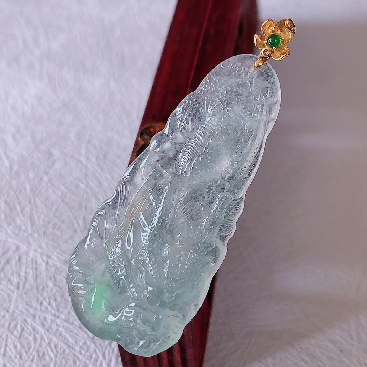 自然光实拍，18K金镶嵌冰种飘绿翡翠龙牌吊坠，龙行天下，雕工立体精湛，翡翠龙牌，种老水足，配戴霸气时尚，值得收藏!#1.25整体56裸石48.8*21*7.5