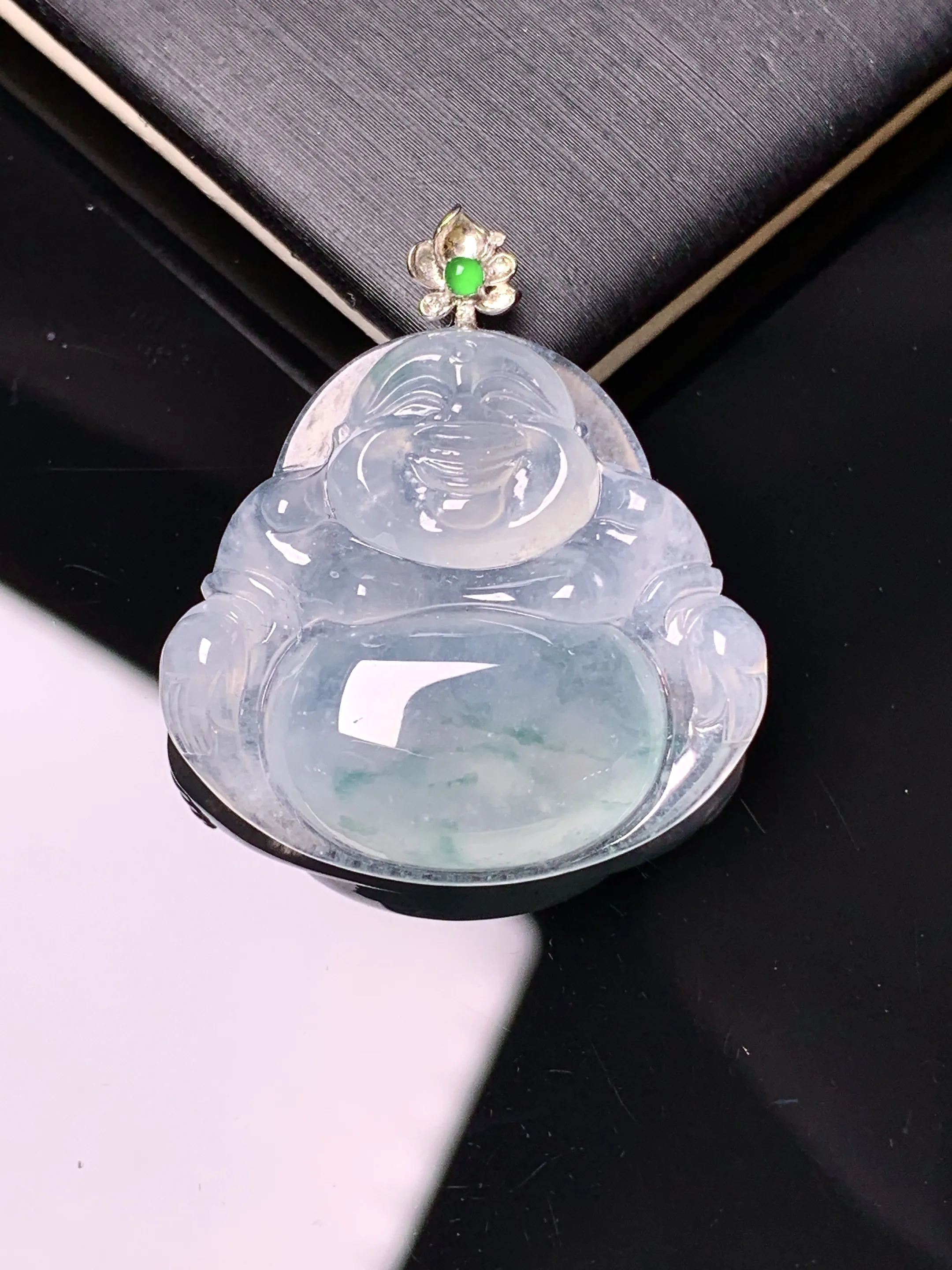 18k金镶嵌冰种佛公吊坠 玉质细腻 色泽清新艳丽 整体尺寸31.2*27.3*6