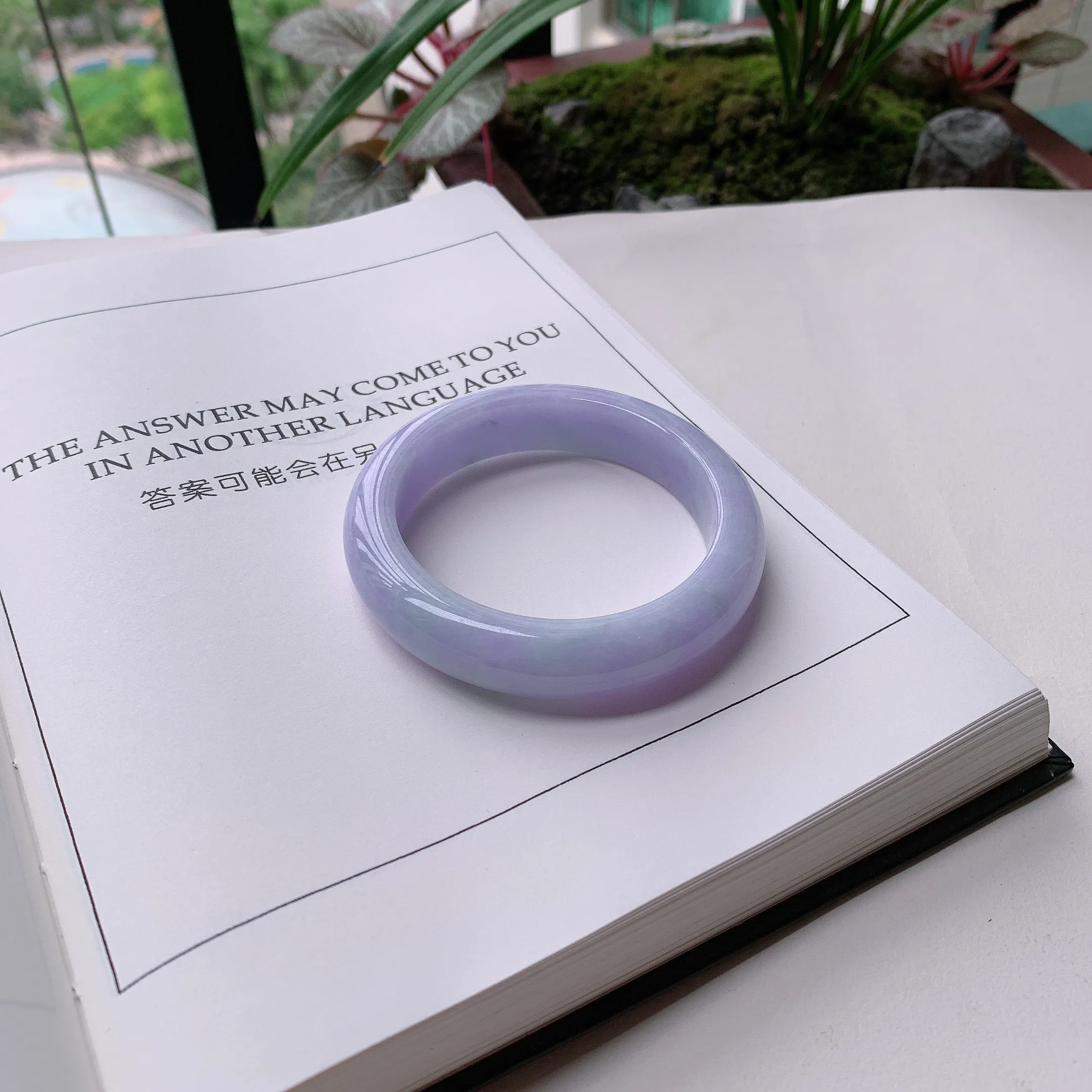 正圈52圈口，天然A货翡翠冰糯种水润紫罗兰手镯，水润秀丽，种水十足，视觉甜美可人，恰到好处的美，十分高雅耐看，条形优美，上手优雅大方。57.65