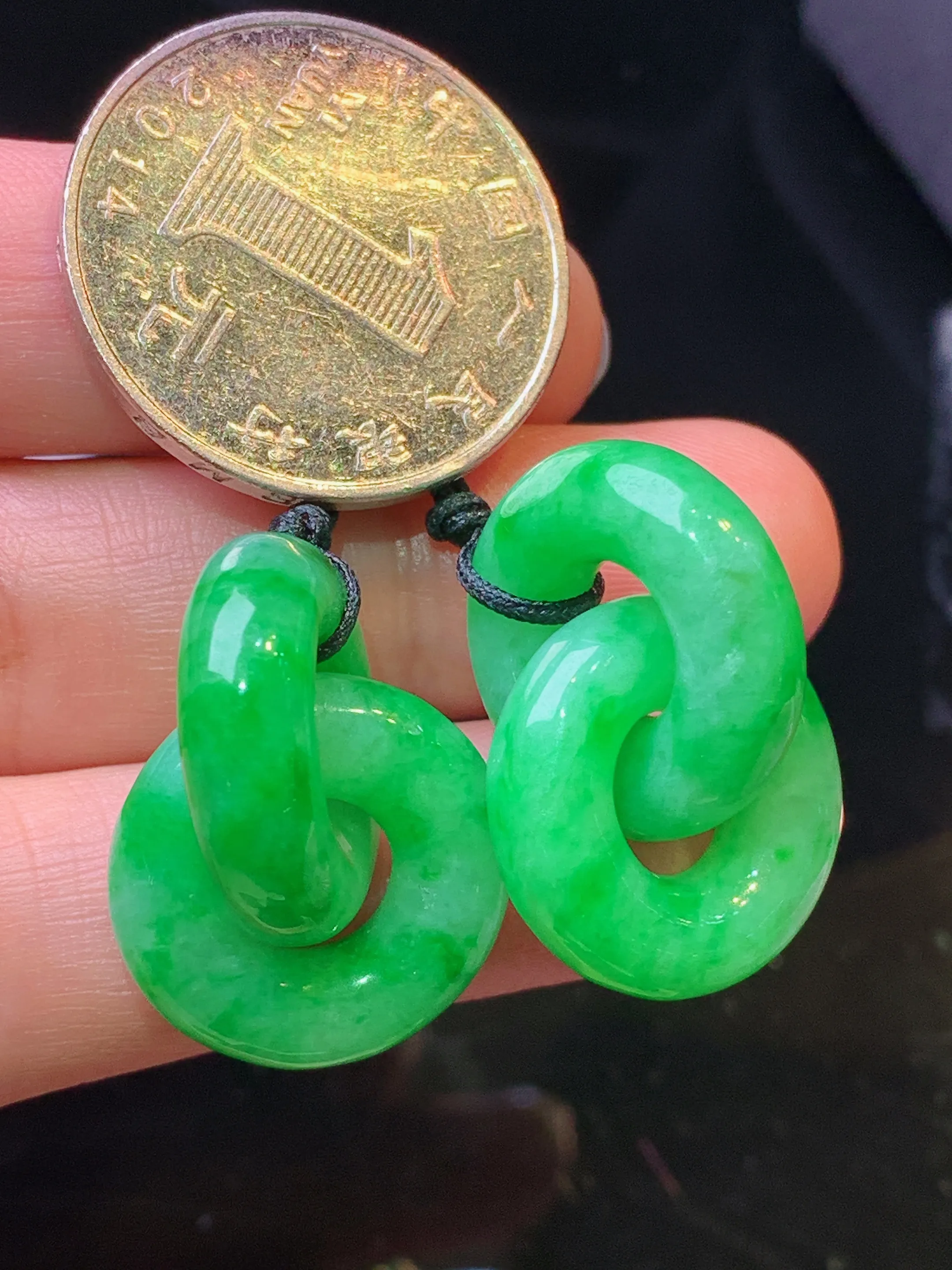翠绿环环相扣一对 玉质细腻 色泽清新艳丽 整体尺寸18.5*5.8