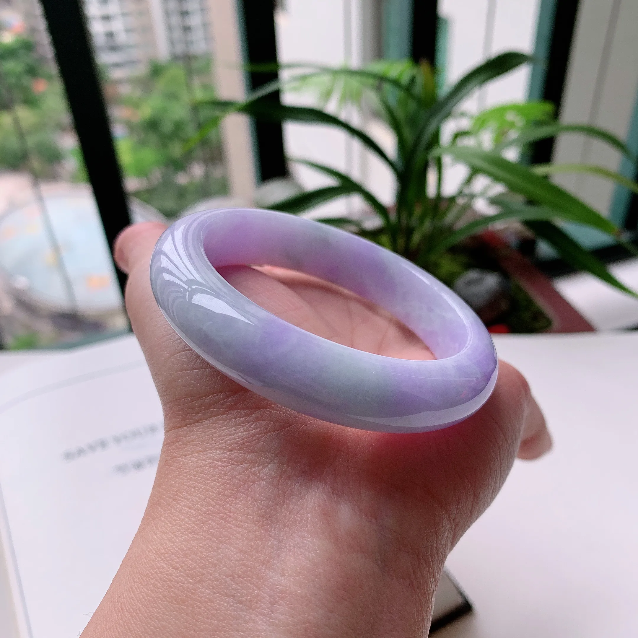 正圈55圈口，天然A货翡翠冰糯种水润飘绿玉手镯，水润秀丽，飘花灵动，种水十足，视觉甜美可人，恰到好处的美，十分高雅耐看，条形优美，上手优雅大方。60.59