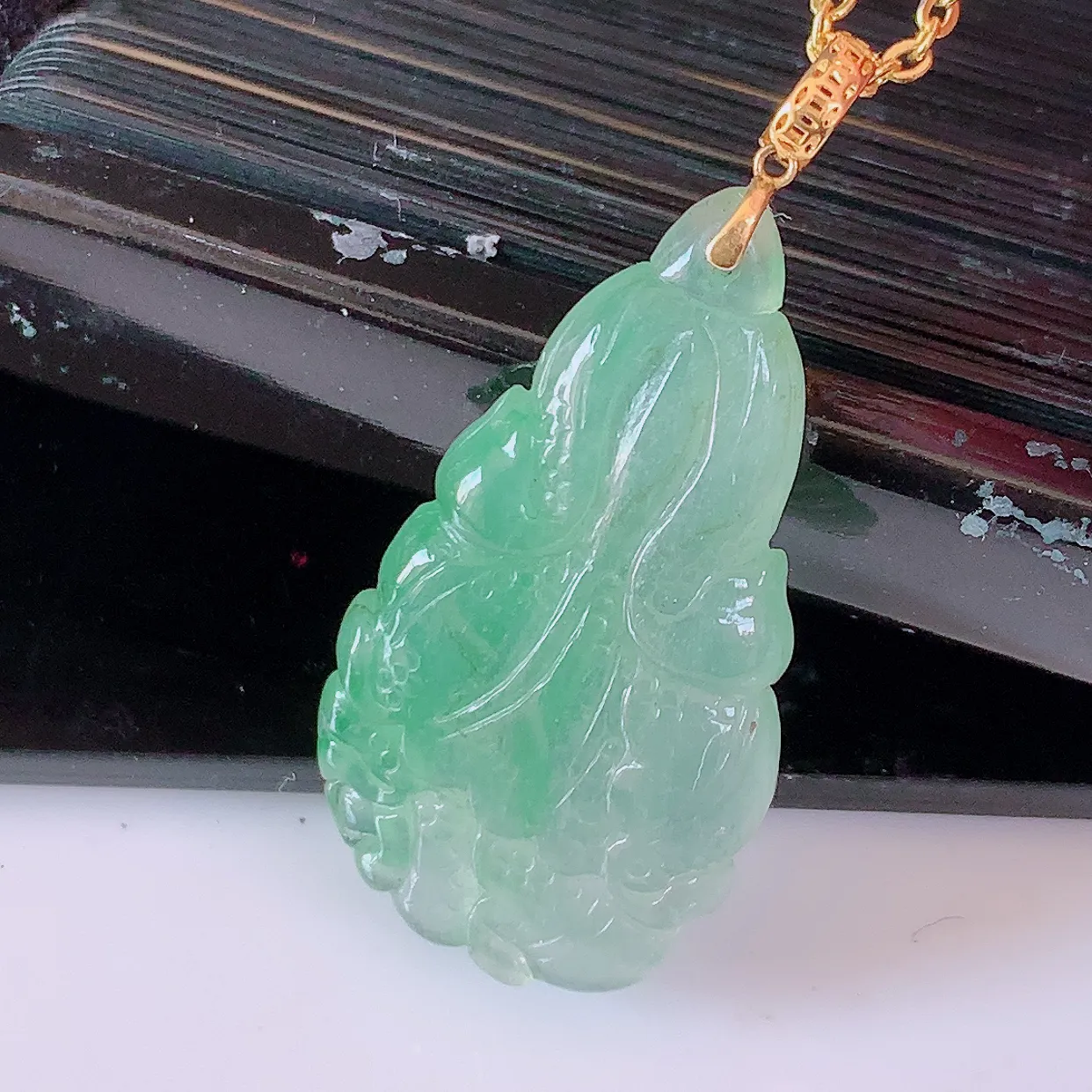 18K金镶嵌冰种飘绿翡翠招百财白菜吊坠，百财聚来，财源滚滚，色泽鲜艳，精工水润的白菜，性价比高！#1.25