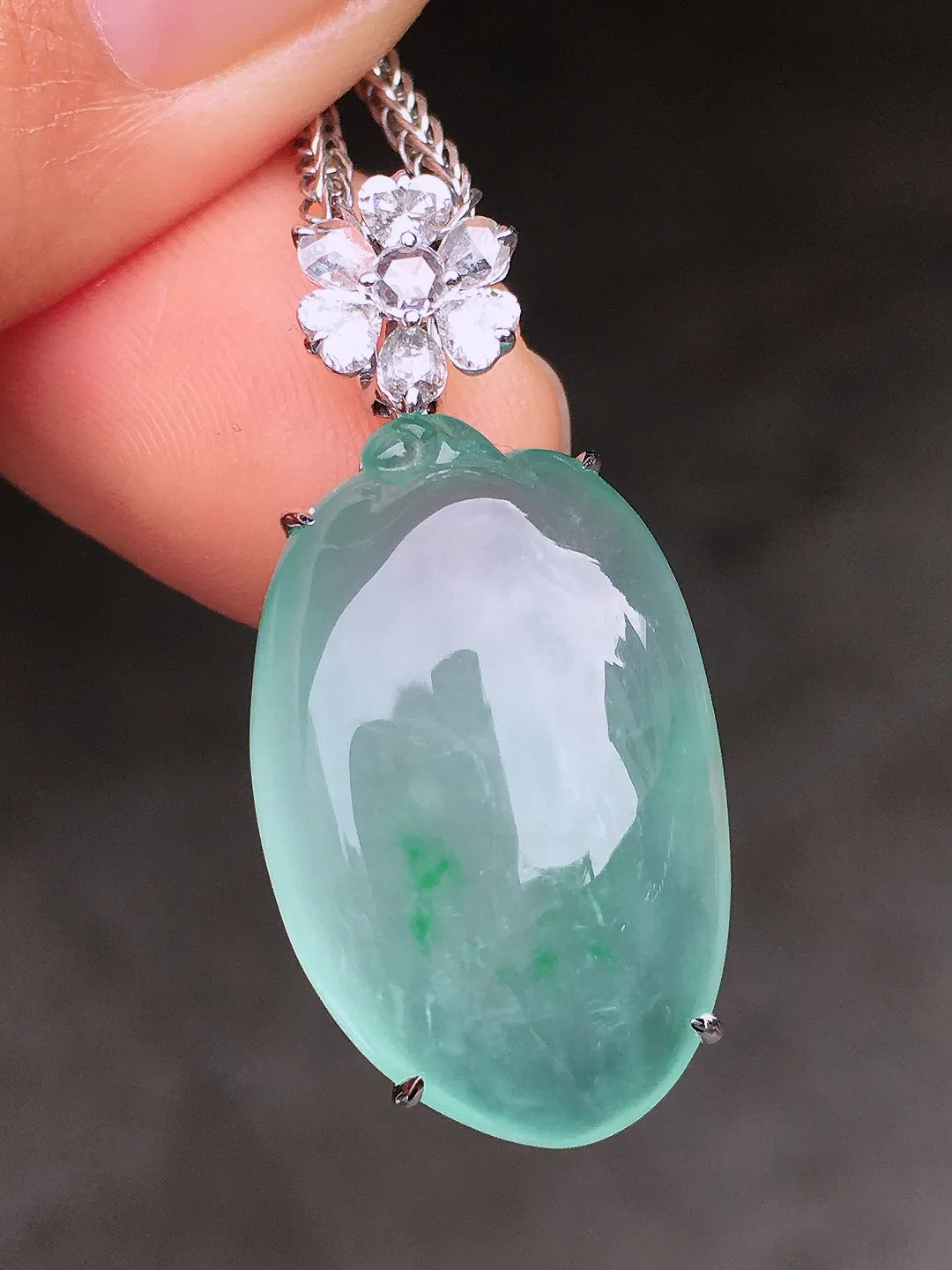 冰种福瓜吊坠，玉质细腻，荧光感超
强，饱满圆润，尽显优雅气质，18k
金豪华镶嵌