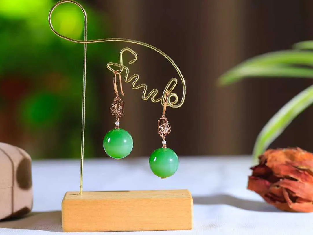 【金镶玉.耳坠】

️精品和田玉碧玉猫眼耳坠 玉质细腻温润 油性十足 18K金镶嵌 精致时尚 （保