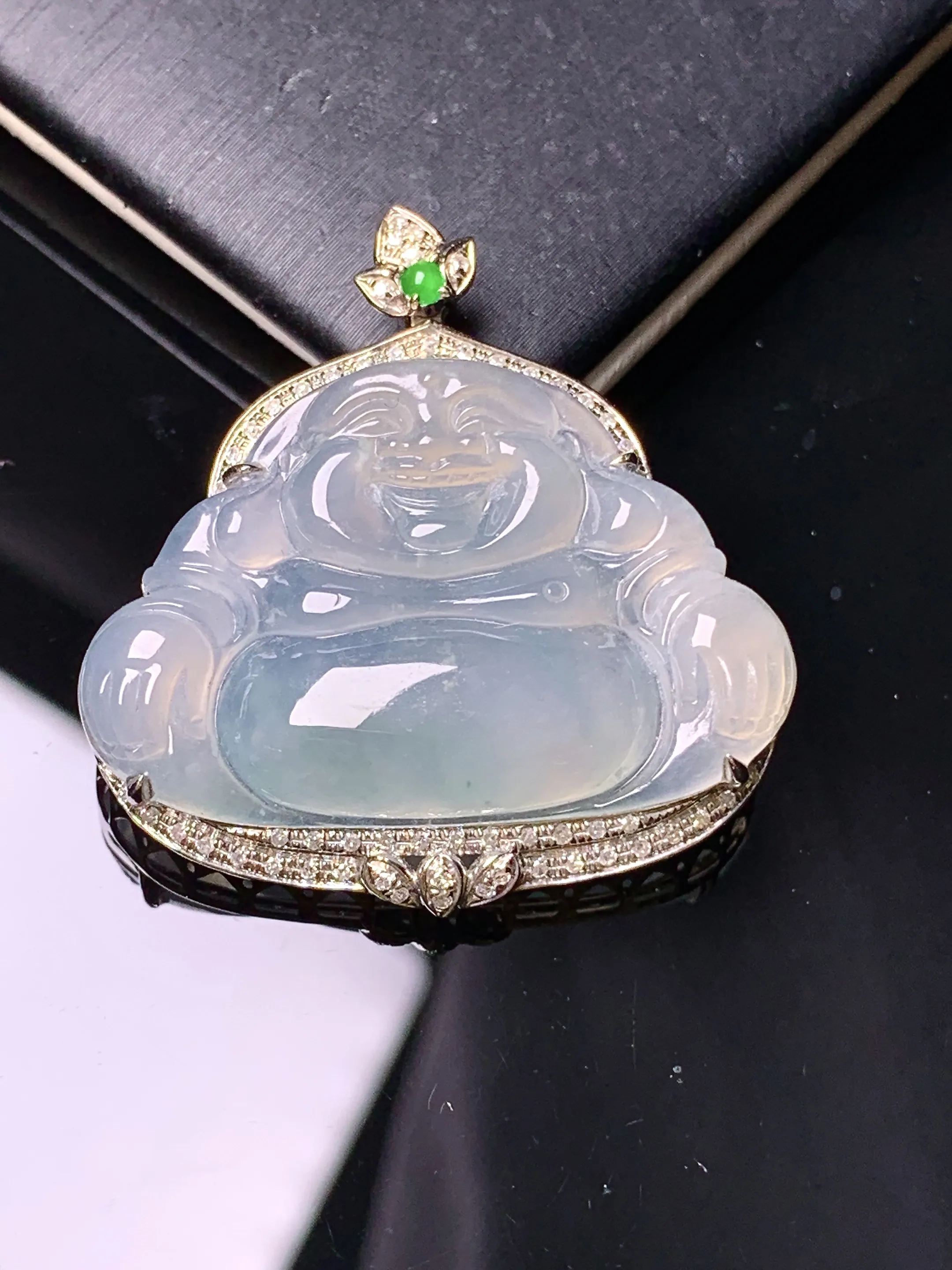 18k金钻镶嵌冰种佛公吊坠 玉质细腻 色泽清新艳丽 整体尺寸33*31*8.2