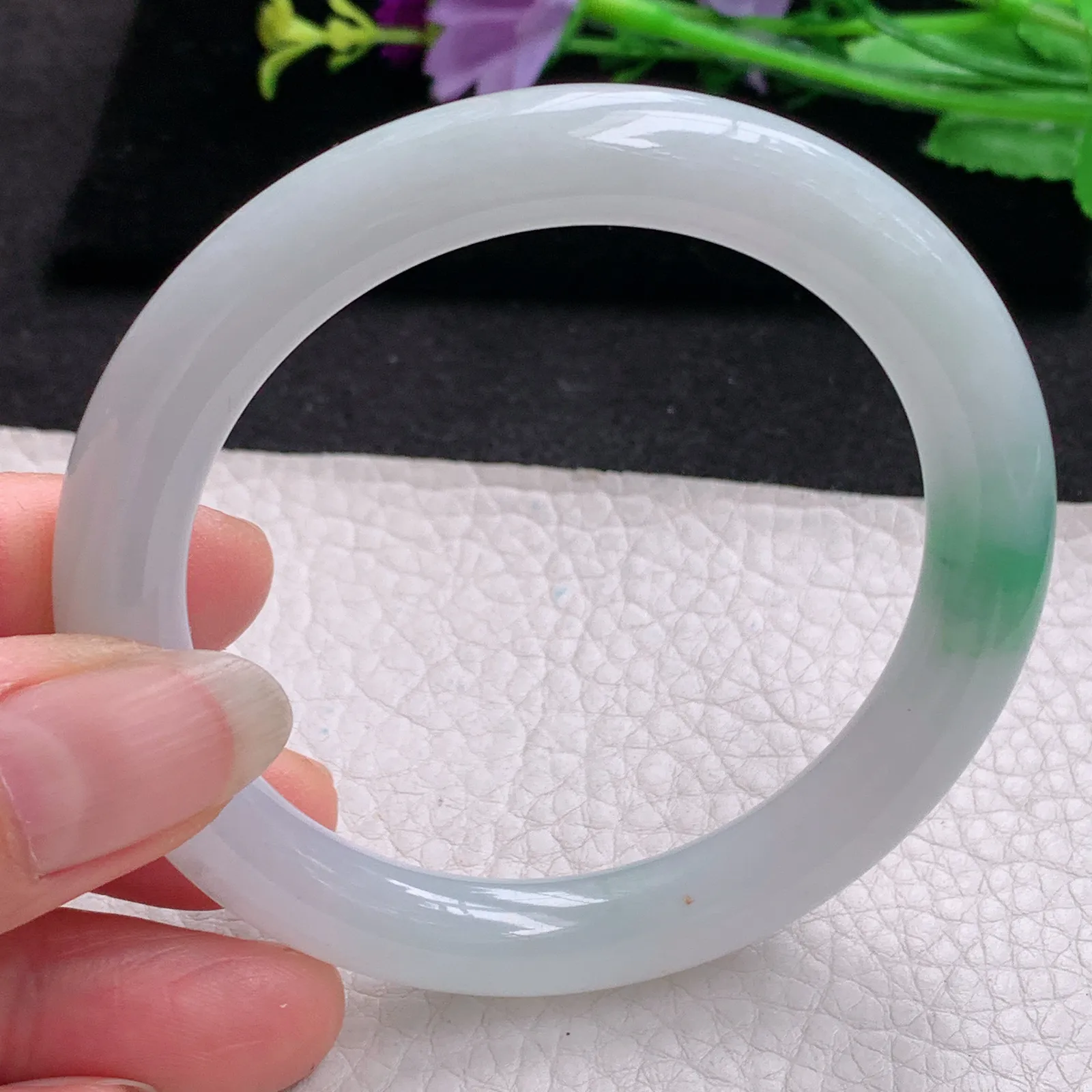 Hf实拍55.5*9.3缅甸翡翠手镯飘绿圆条玉镯子 秀气精美福镯