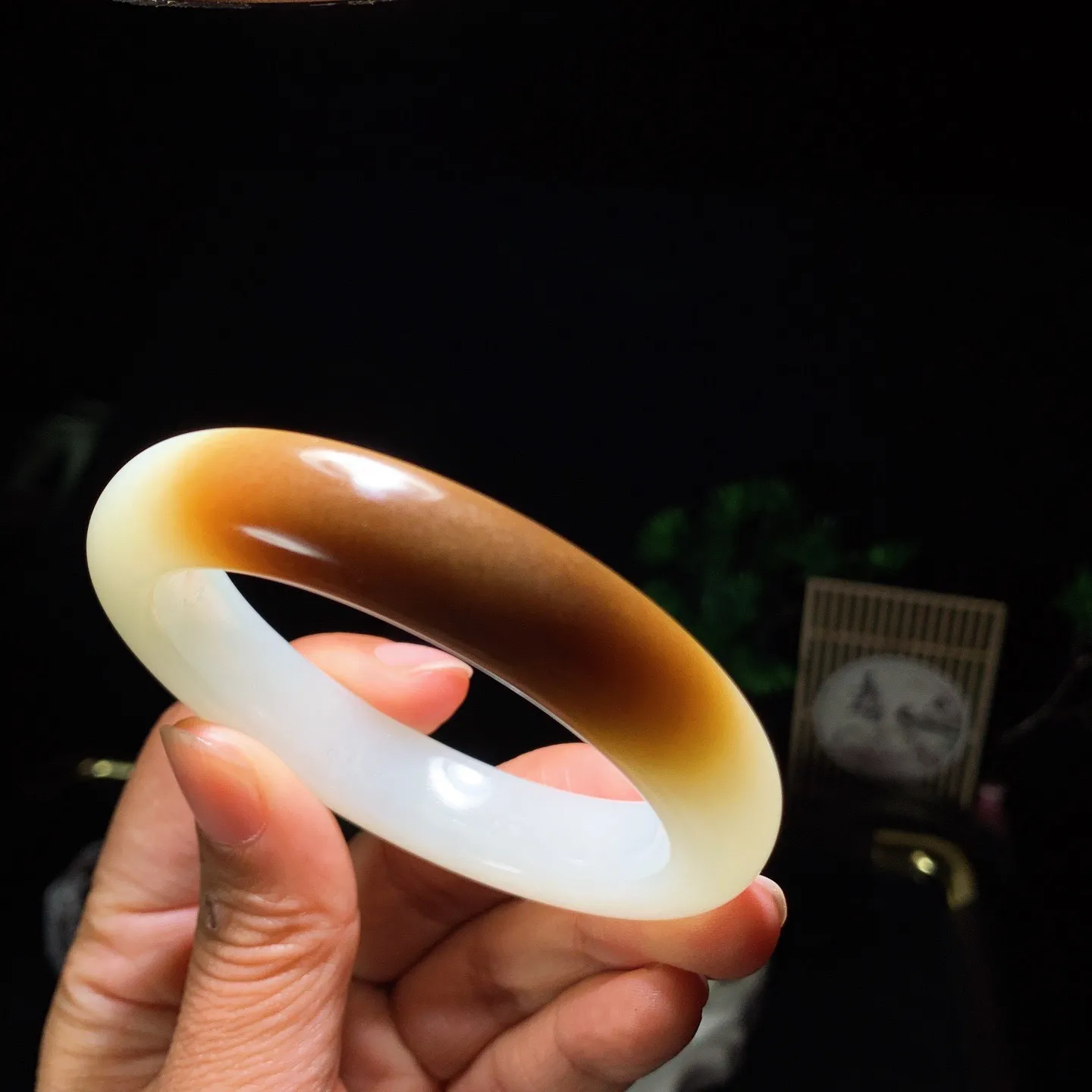 56圈口 新疆和田玉羊脂白且末糖手镯 且末糖半山半水手镯 56圈口条宽13厚10重63克。玉质细腻油润。手推出油。佩戴高端典雅。lt260129