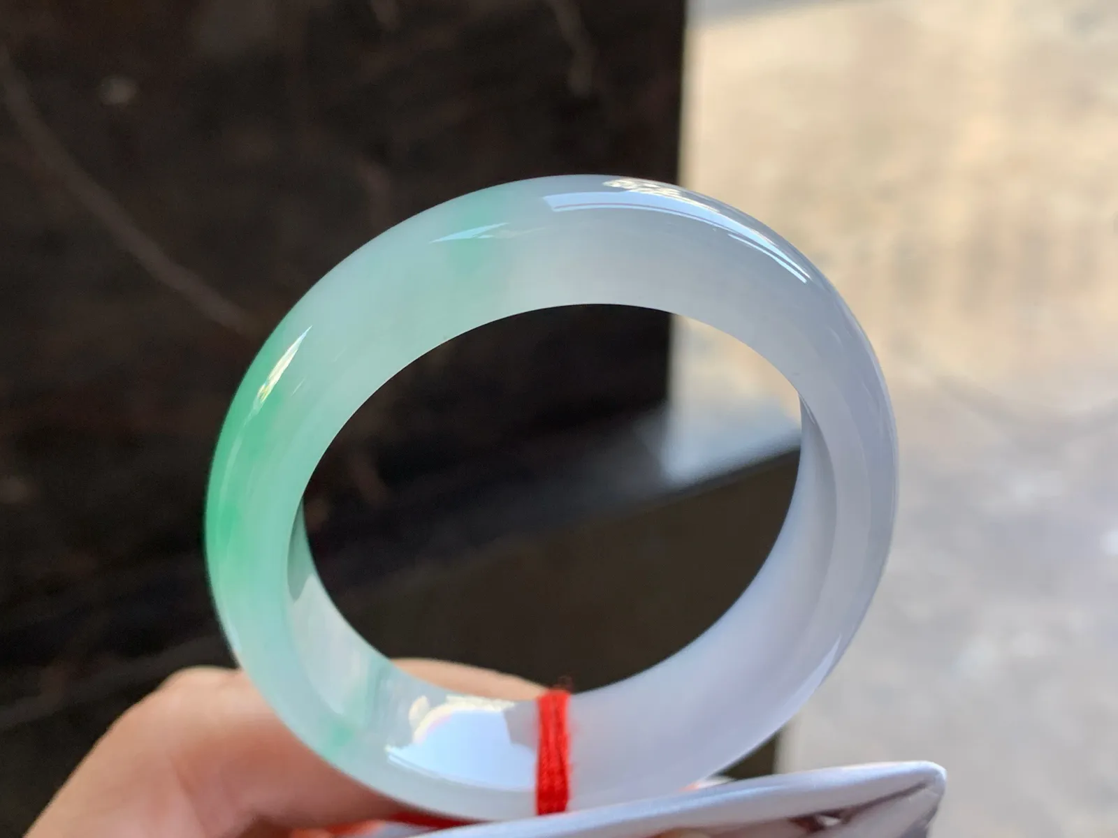 53.5-13.5-7.6

冰绿贵妃手镯^_^清新 正圈51 52可以带