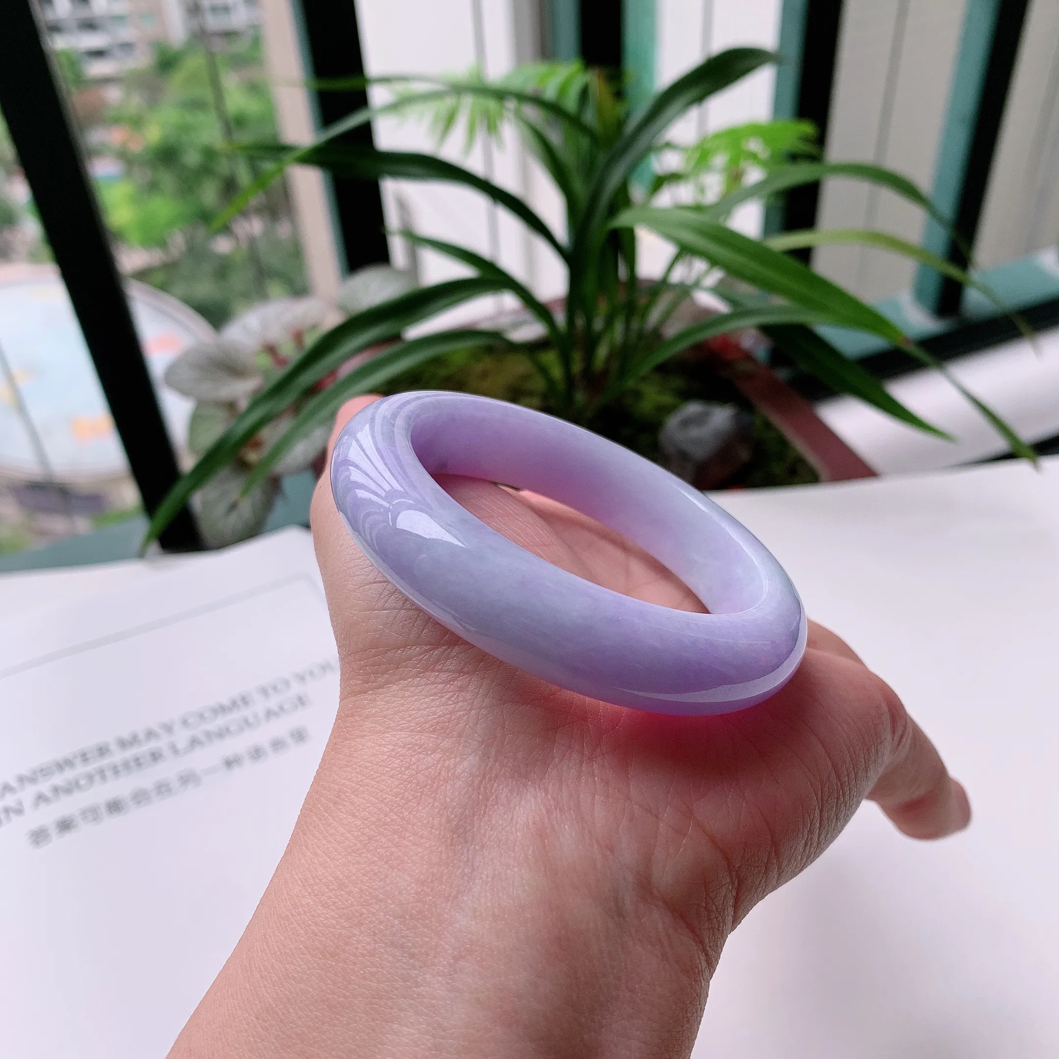 正圈52圈口，天然A货翡翠冰糯种水润紫罗兰手镯，水润秀丽，种水十足，视觉甜美可人，恰到好处的美，十分高雅耐看，条形优美，上手优雅大方。57.65