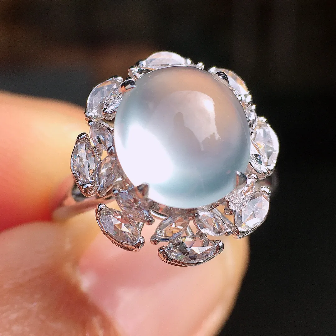 玻璃种蛋面戒指，玉质细腻，荧光感超
强，饱满圆润，尽显优雅气质，18k
金豪华镶嵌