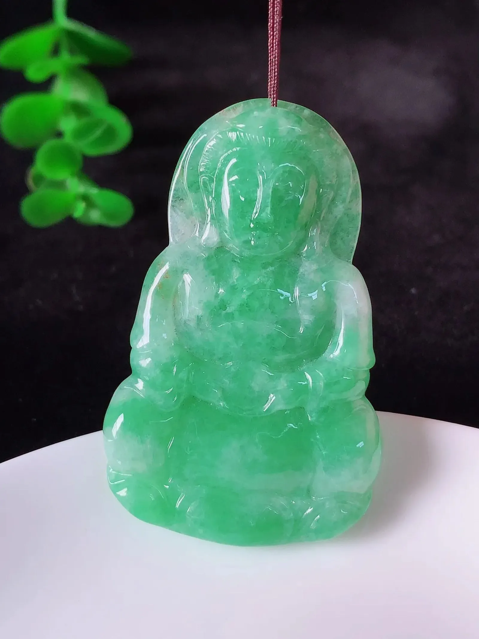 自然光实拍，冰润满绿翡翠观音菩萨吊坠，赐福观音，玉润通透，慈祥端庄！#01.25