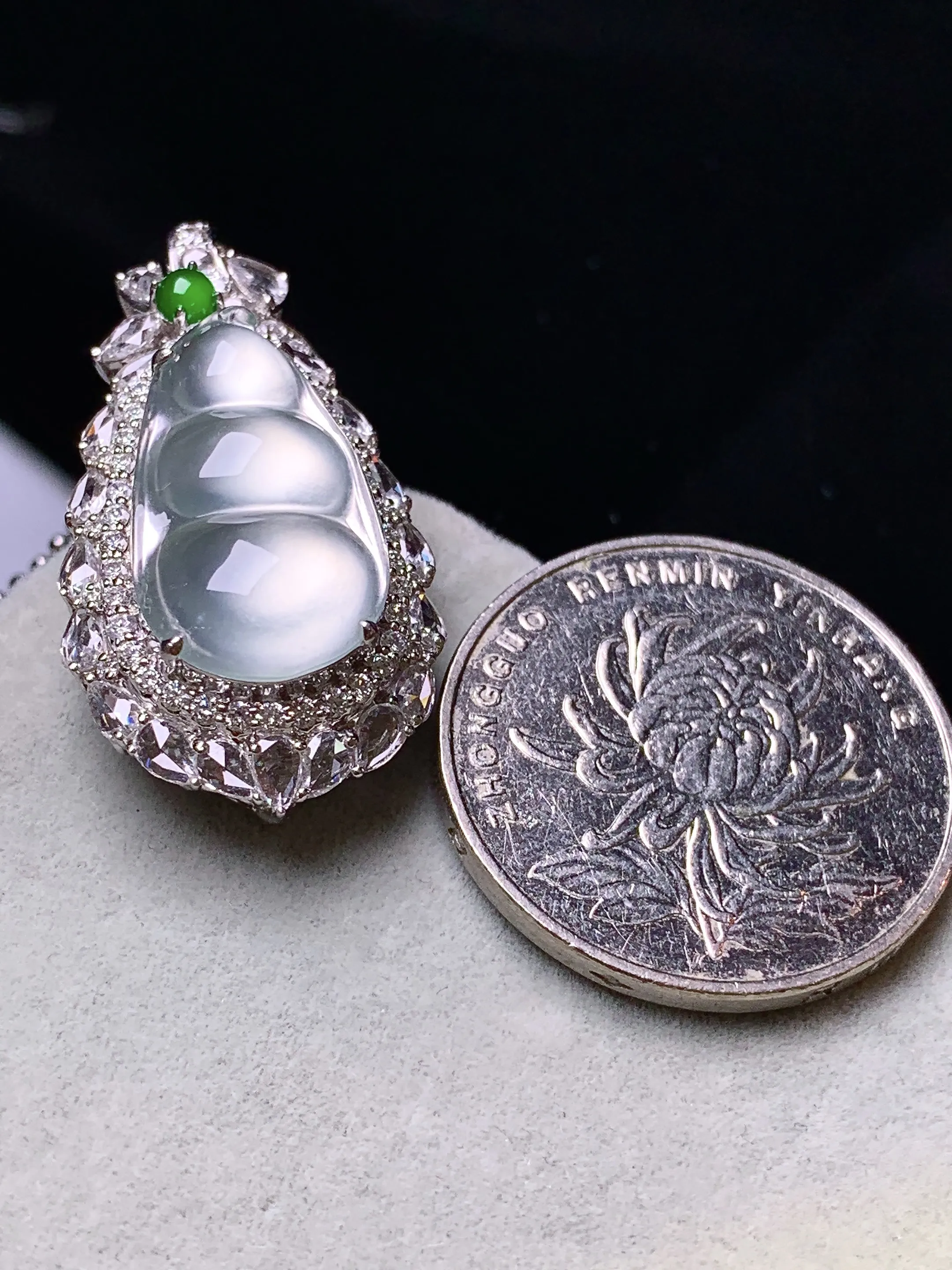 18k金钻镶嵌玻璃种四季豆吊坠 玉质细腻 色泽清新艳丽 整体尺寸33.2*17.7*11.2