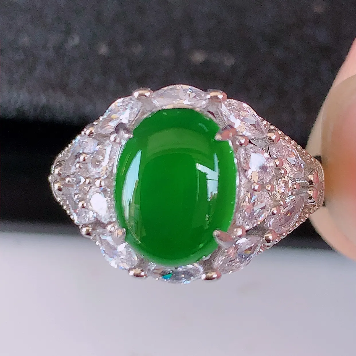 冰透满绿翡翠925银镶嵌戒指，自然光实拍，翠色灵动，颜色漂亮，种老水足，品相佳，佩戴佳品！#97.25（圈口可调大小）整体24.2*17.2*5.8裸石10*7.6