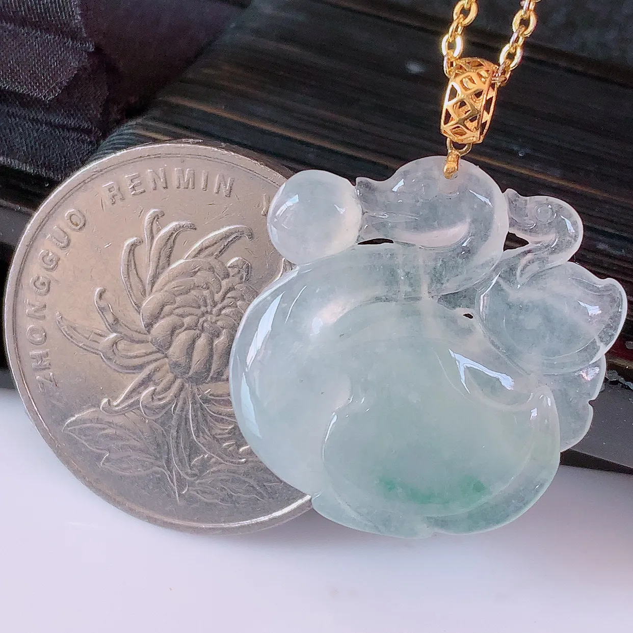 18k金镶嵌冰种飘花翡翠天鹅🦢吊坠，款式新颖时尚，日常百搭的款。清秀高雅，佩戴优雅高贵！#1.25
