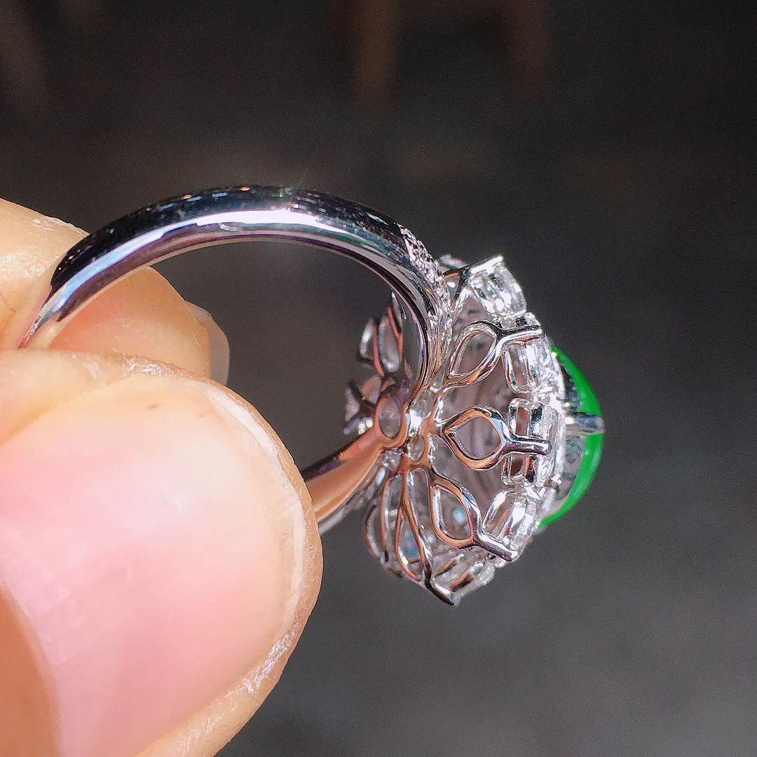 阳绿蛋面戒指，色泽均匀艳丽，玉质细腻，荧光感超
强，饱满圆润，尽显优雅气质，18k
金豪华镶嵌