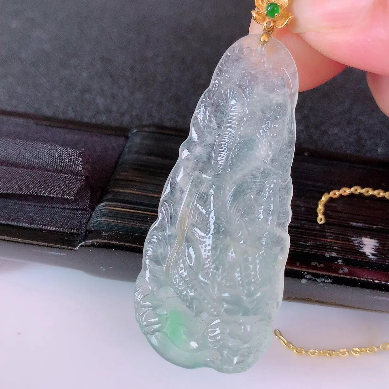 自然光实拍，18K金镶嵌冰种飘绿翡翠龙牌吊坠，龙行天下，雕工立体精湛，翡翠龙牌，种老水足，配戴霸气时