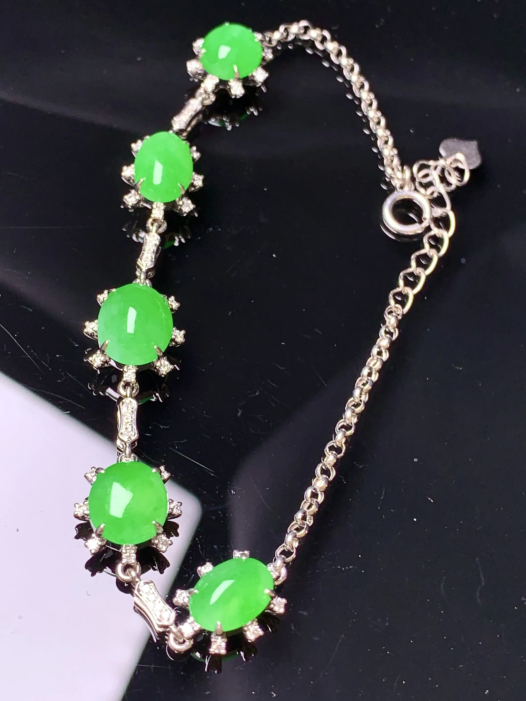 18k金钻镶嵌满绿蛋面手链 玉质细腻 色泽清新艳丽 整体尺寸8.8*7*5