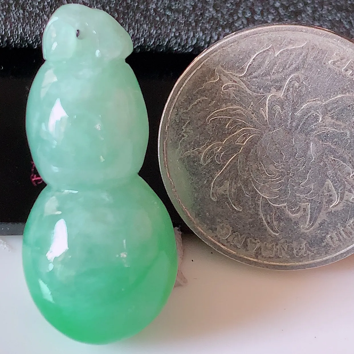 自然光实拍，冰润飘绿翡翠葫芦吊坠，寓意福禄双全，财源滚滚，清新脱俗，佩戴效果优雅迷人！#05.25