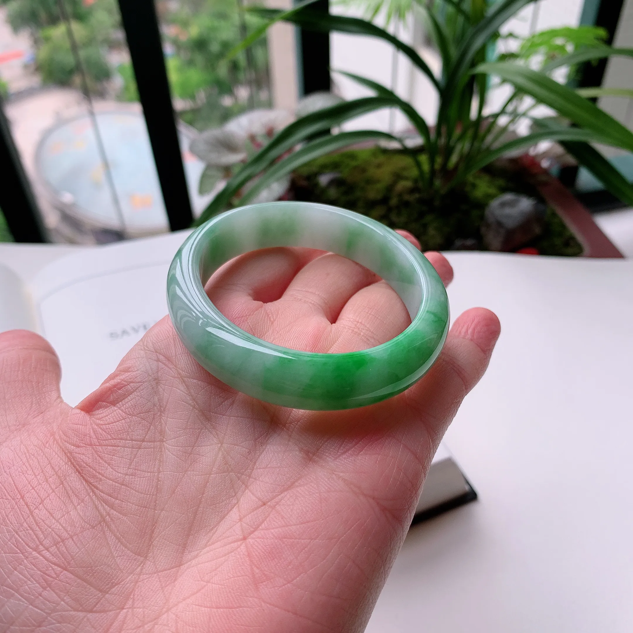 贵妃56圈口，天然A货翡翠冰糯种水润飘绿玉手镯，水润秀丽，飘花灵动，种水十足，视觉甜美可人，恰到好处的美，十分高雅耐看，条形优美，上手优雅大方。48.70