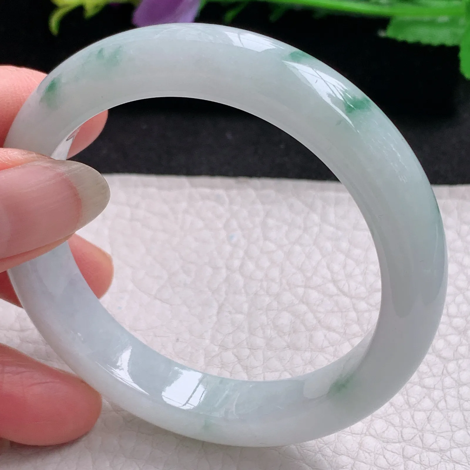 Hf实拍53.5*11.3*8.3缅甸翡翠手镯白底飘花手镯正圈平安镯宽版镯子