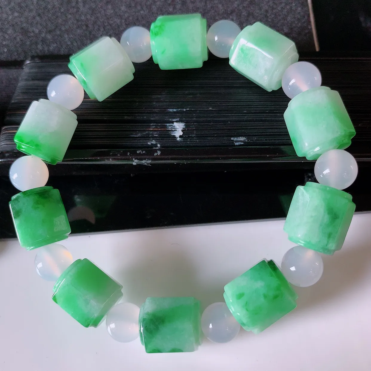 自然光实拍，冰润飘绿翡翠手链，路路通翡翠手串，花式飘逸，佩戴效果大方时尚，圆珠为装饰珠！#89.25取一尺寸12.5*10.6