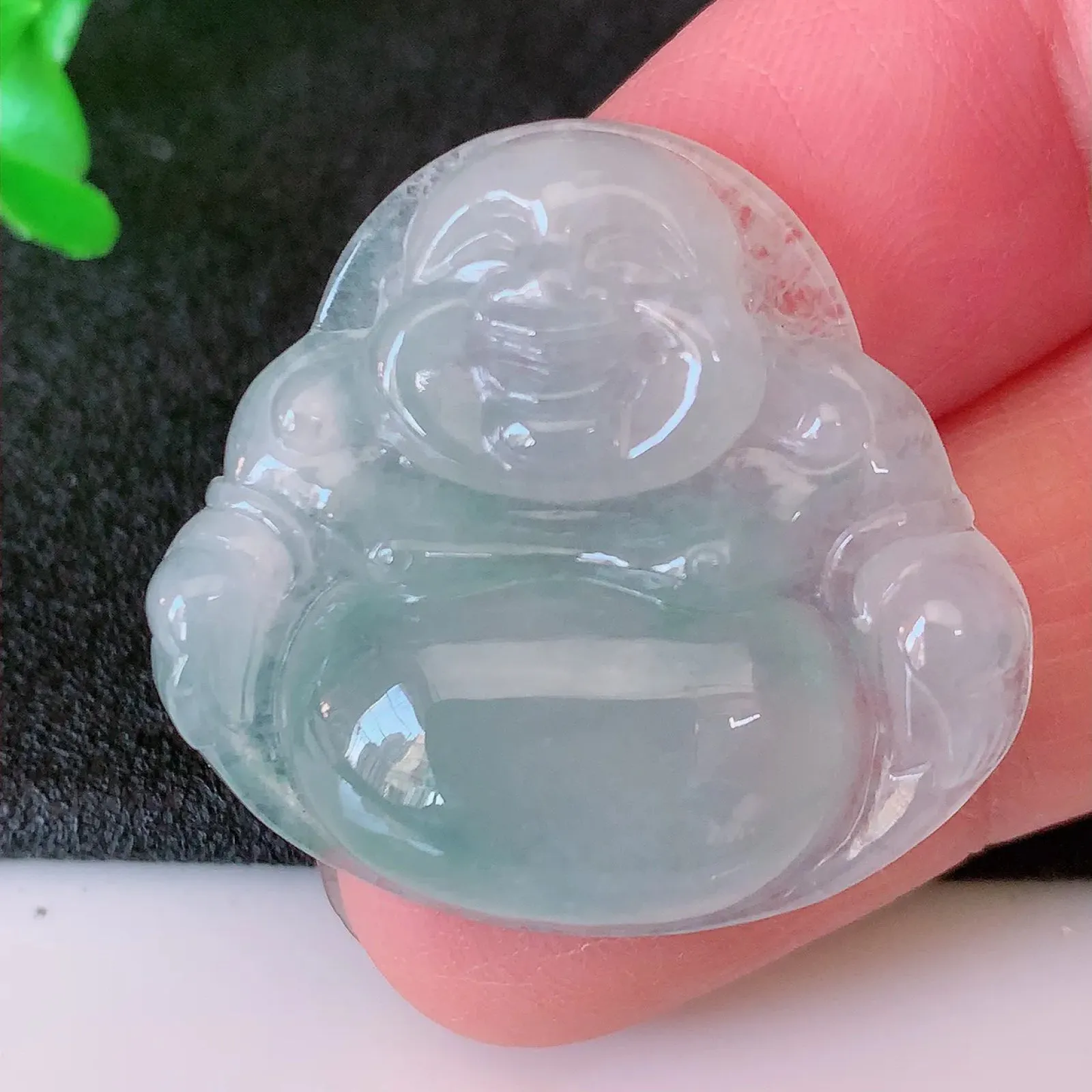 自然光实拍，冰种飘花翡翠佛公吊坠，翠色灵动，佩戴效果时尚出众，尽显气质，玉质细腻，美感十足。#01.