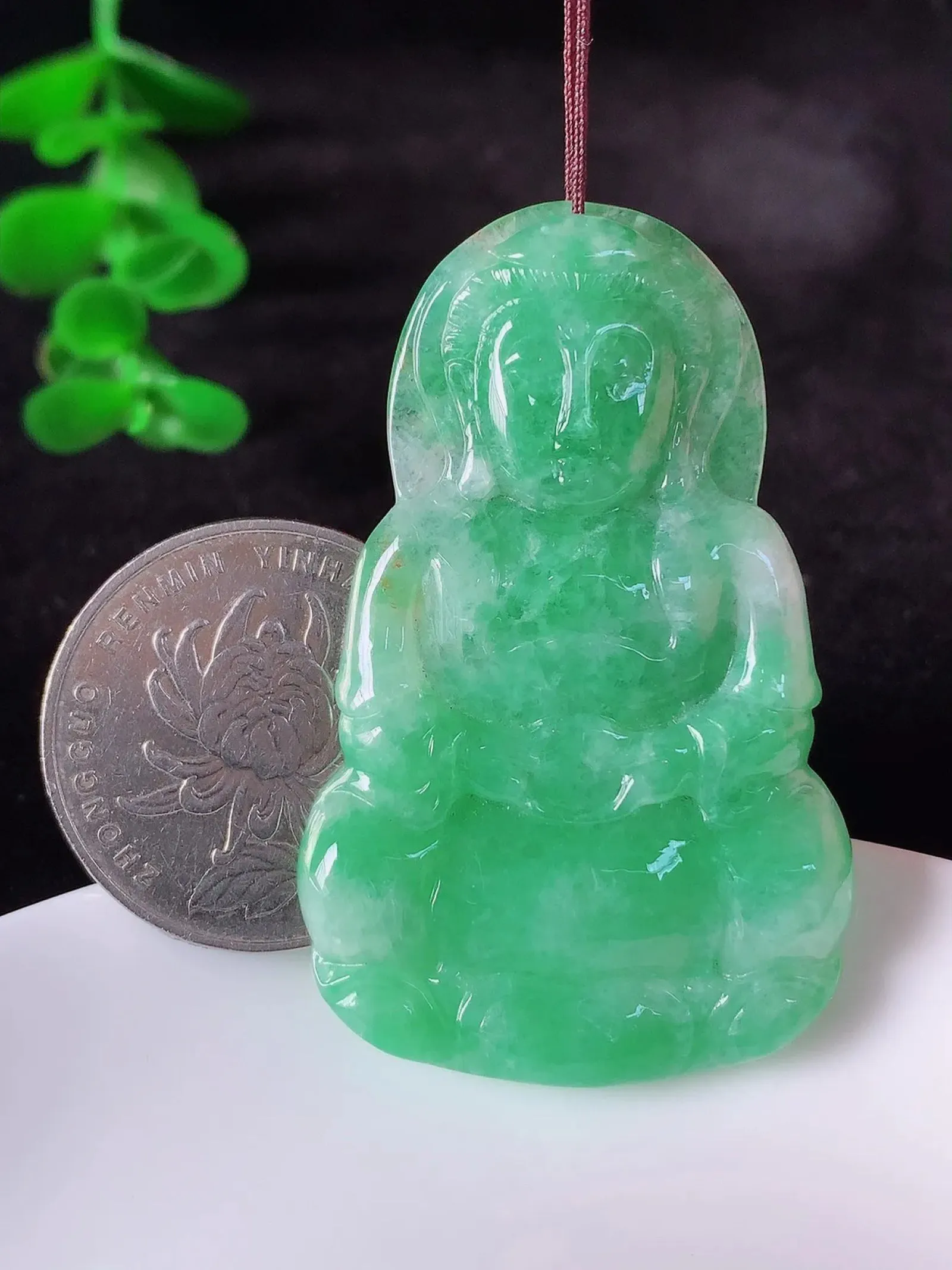 自然光实拍，冰润满绿翡翠观音菩萨吊坠，赐福观音，玉润通透，慈祥端庄！#01.25
