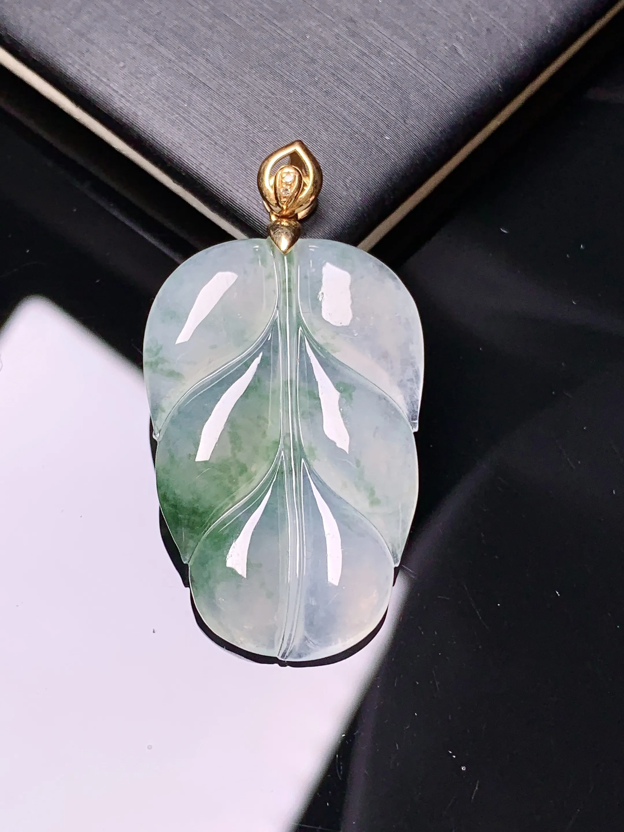 18k金镶嵌飘绿树叶吊坠 玉质细腻 色泽清新艳丽 整体尺寸38.5*20.5*4