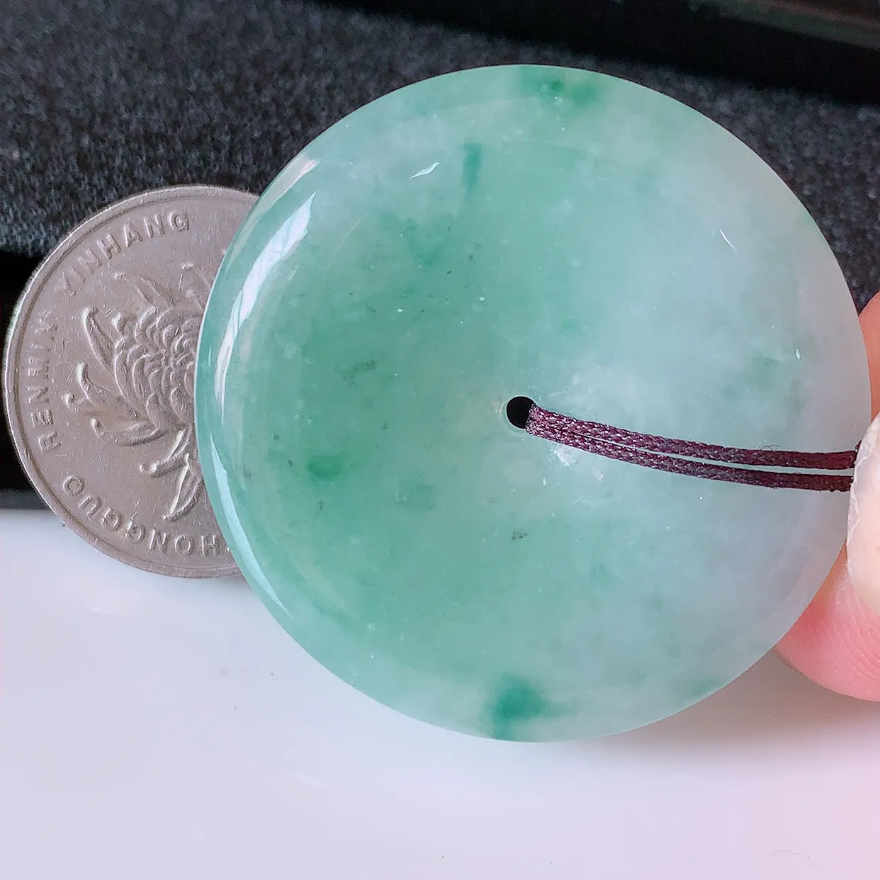 自然光实拍，冰润飘花翡翠平安扣吊坠，翠色灵动，佩戴效果时尚出众，尽显气质，玉质细腻，美感十足。#05.25