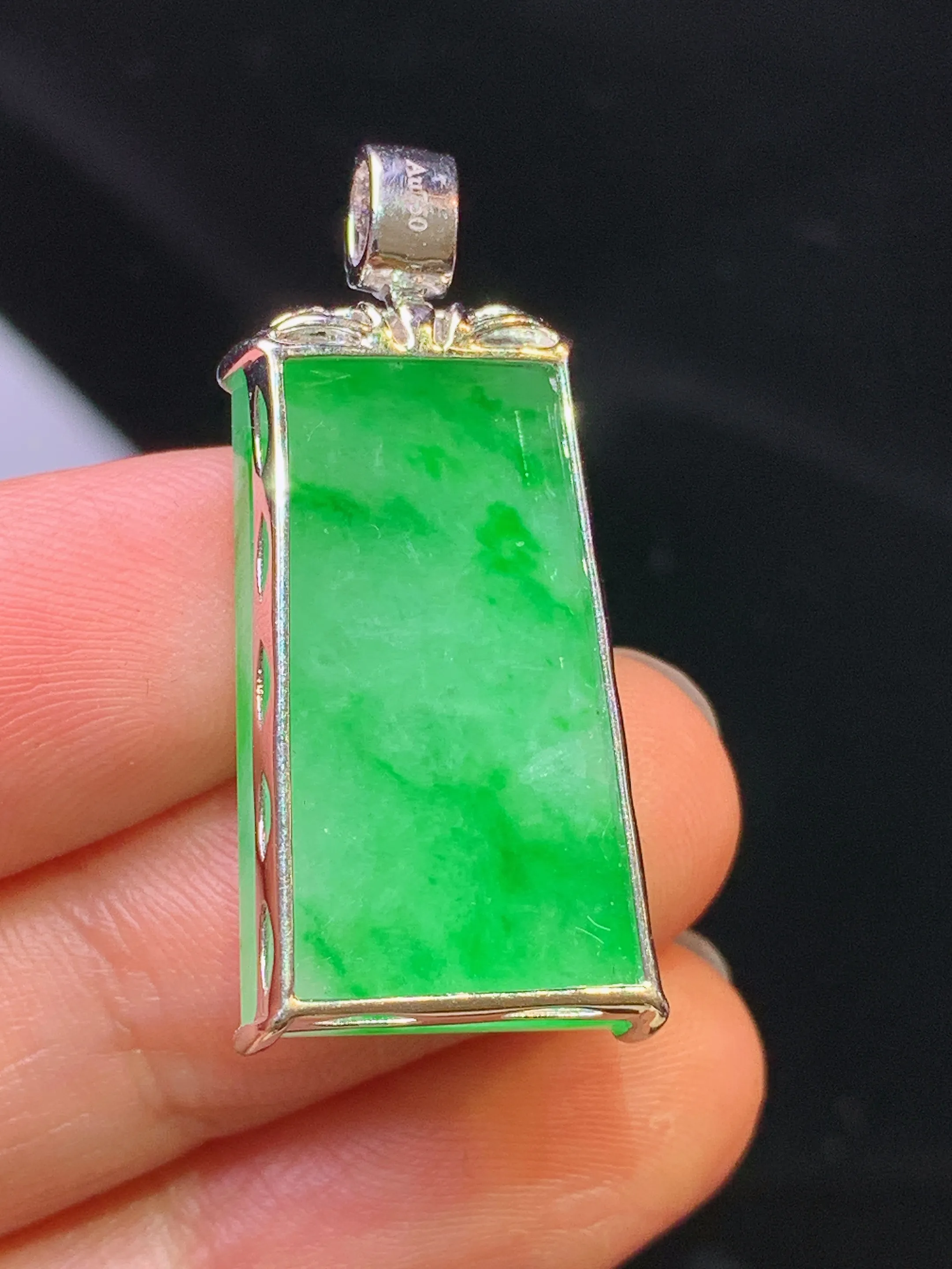 18k金钻镶嵌翠绿无事牌吊坠 玉质细腻 色泽清新艳丽 整体尺寸32.2*15*5.7