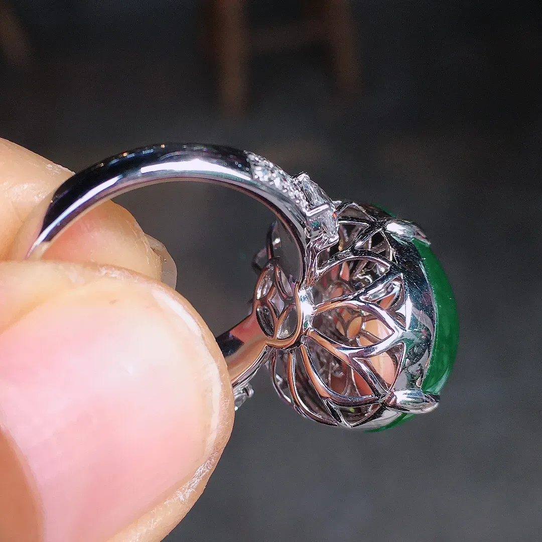 阳绿蛋面戒指，色泽均匀艳丽，玉质细腻，荧光感超
强，饱满圆润，尽显优雅气质，18k
金豪华镶嵌