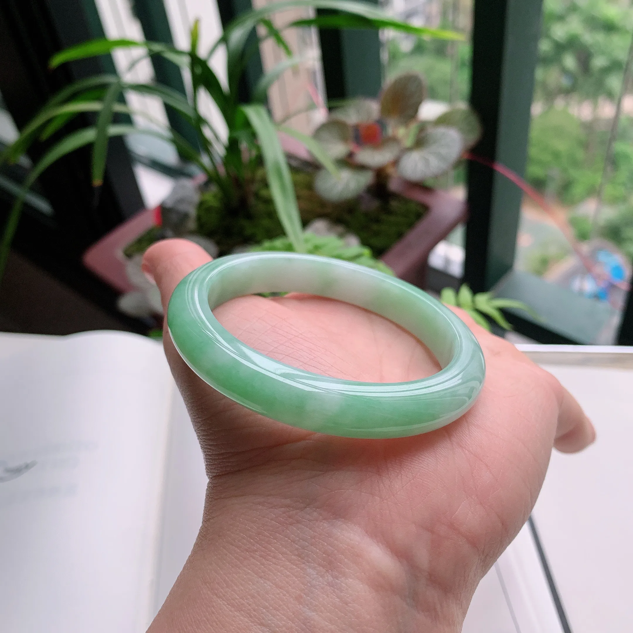 正圈54圈口，天然A货翡翠冰糯种水润飘绿玉手镯，水润秀丽，飘花灵动，种水十足，视觉甜美可人，恰到好处的美，十分高雅耐看，条形优美，上手优雅大方。43.74