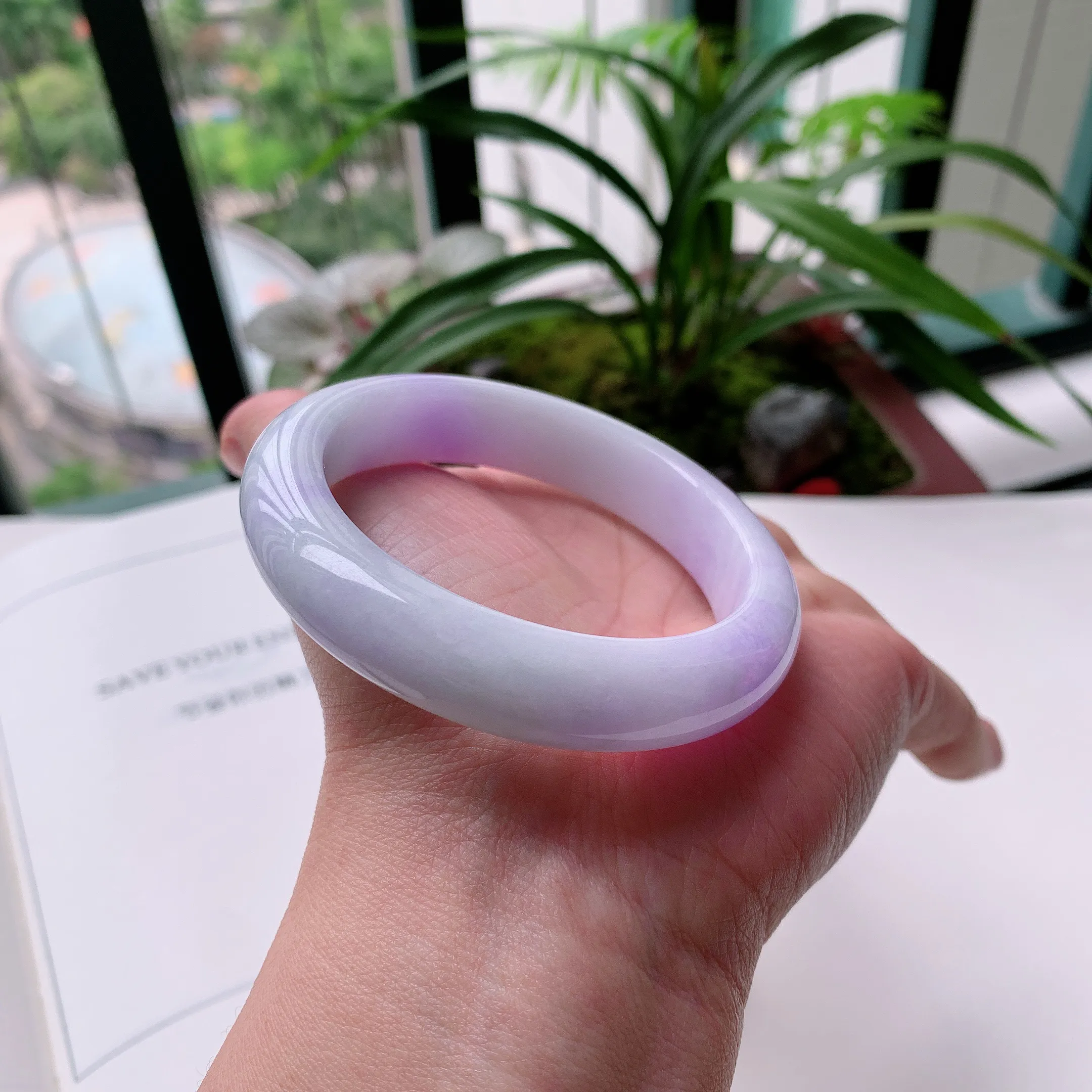 正圈55圈口，天然A货翡翠冰糯种水润飘绿玉手镯，水润秀丽，飘花灵动，种水十足，视觉甜美可人，恰到好处的美，十分高雅耐看，条形优美，上手优雅大方。59.97