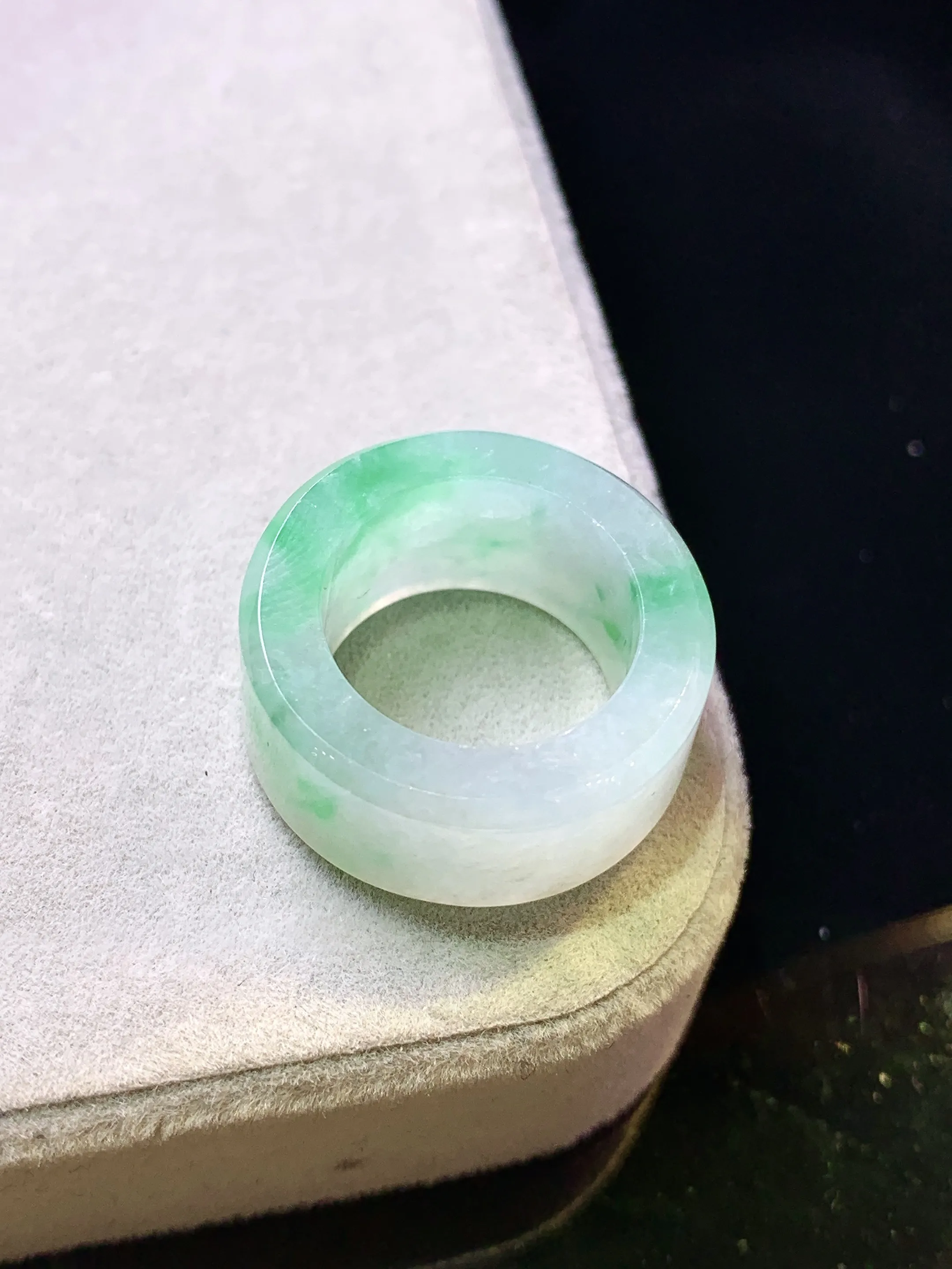 飘绿路路通吊坠 玉质细腻 色泽清新艳丽 整体尺寸19.7*8.3