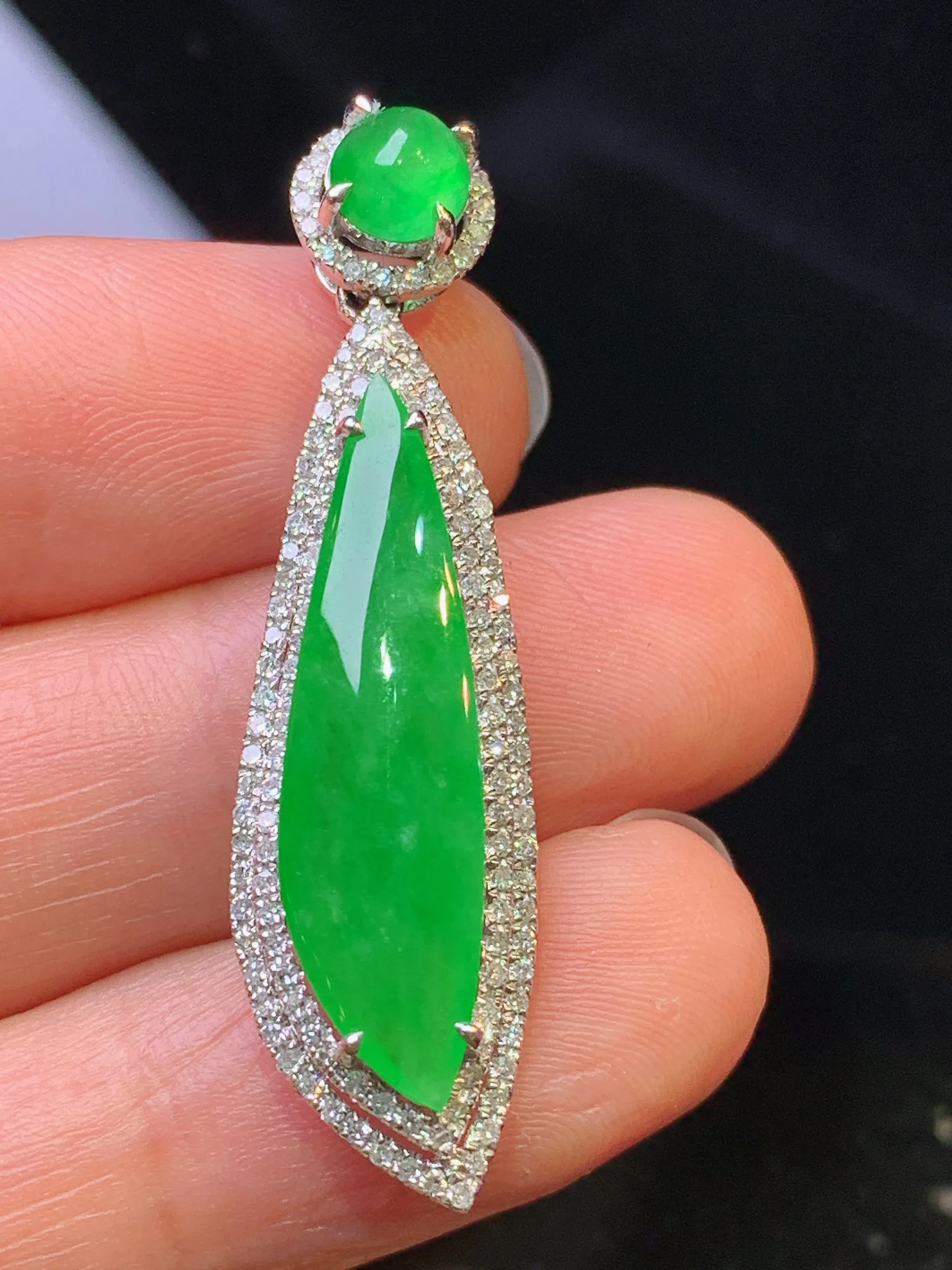 18k金钻镶嵌满绿随形吊坠 玉质细腻 色泽清新艳丽 整体尺寸41.2*11*8