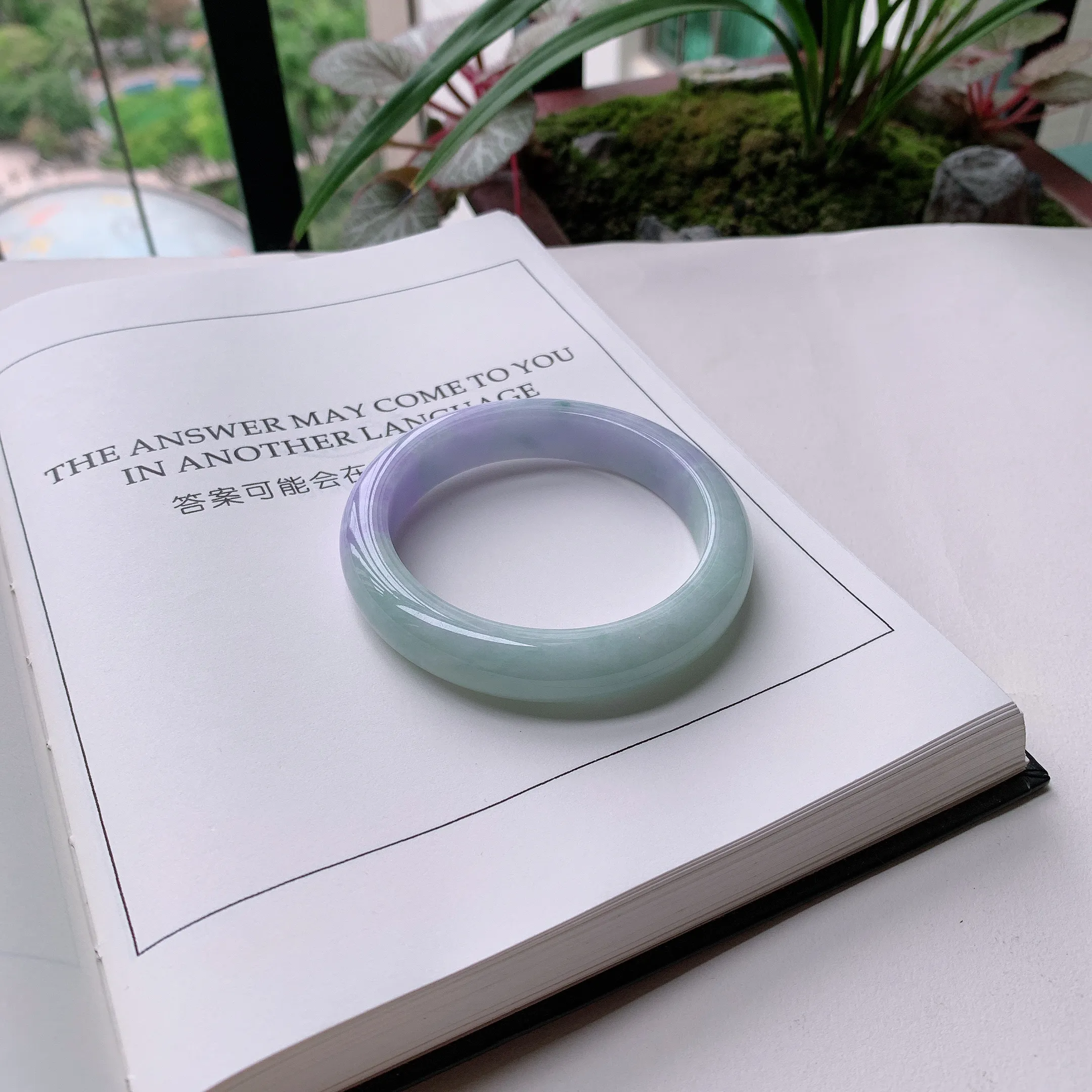 正圈55圈口，天然A货翡翠冰糯种水润飘绿玉手镯，水润秀丽，飘花灵动，种水十足，视觉甜美可人，恰到好处的美，十分高雅耐看，条形优美，上手优雅大方。57.45