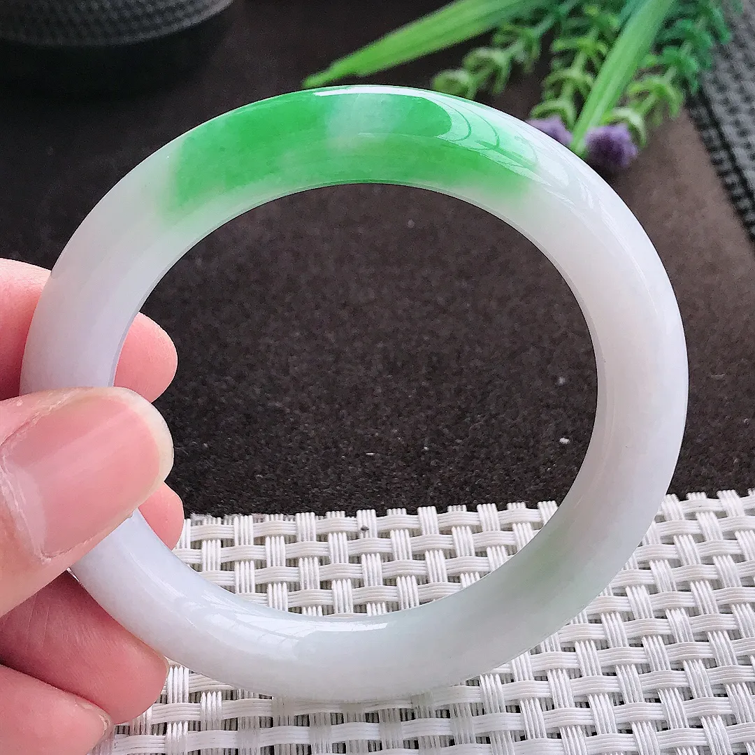 实拍A货翡翠53.5/9.5老坑精美温润飘阳绿圆条手镯翡翠玉镯子平安镯