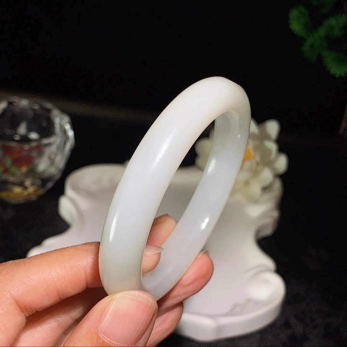 54圈口 新疆和田玉白玉羊脂白籽料手镯 54圈口条宽11厚9重46.8克。玉质细腻油润。手推出油。佩戴高端典雅。lt260129