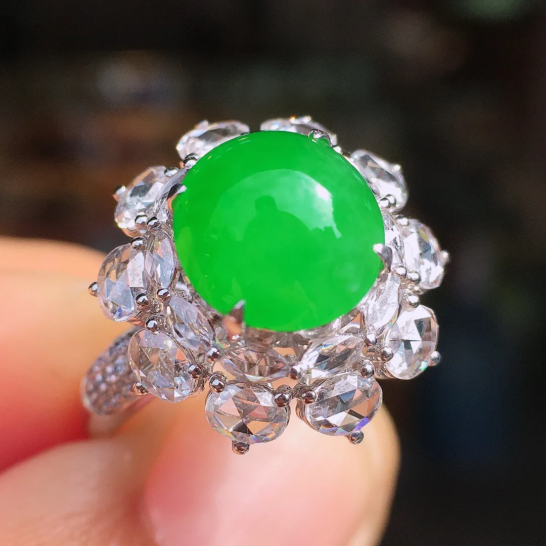 阳绿蛋面戒指，色泽均匀艳丽，玉质细腻，荧光感超
强，饱满圆润，尽显优雅气质，18k
金豪华镶嵌