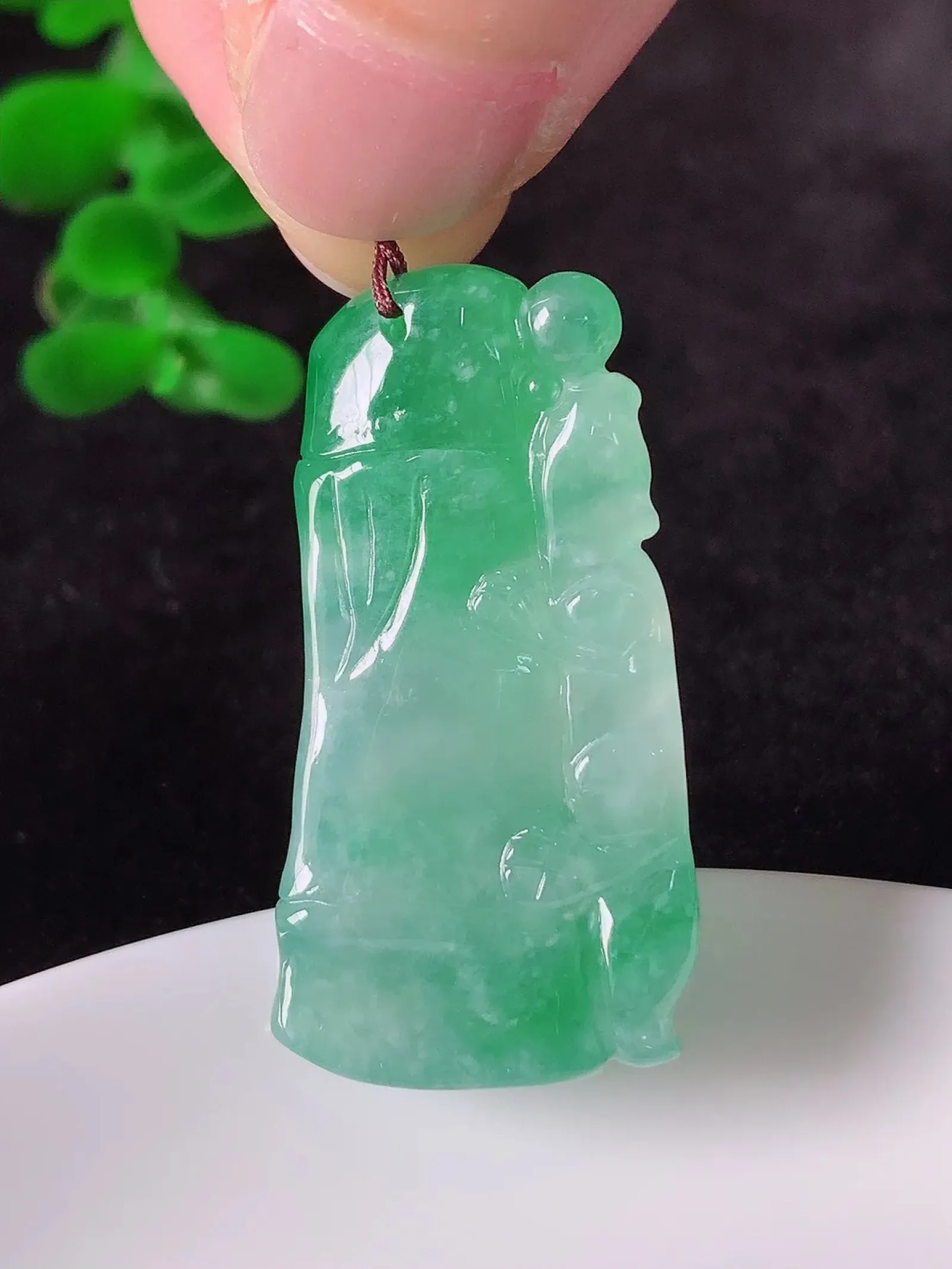 自然光实拍，冰飘绿翡翠竹节吊坠。竹节寓意“节节高，官运亨通，前程似锦，水润莹泽，清秀高雅，佩戴精美！#01.25