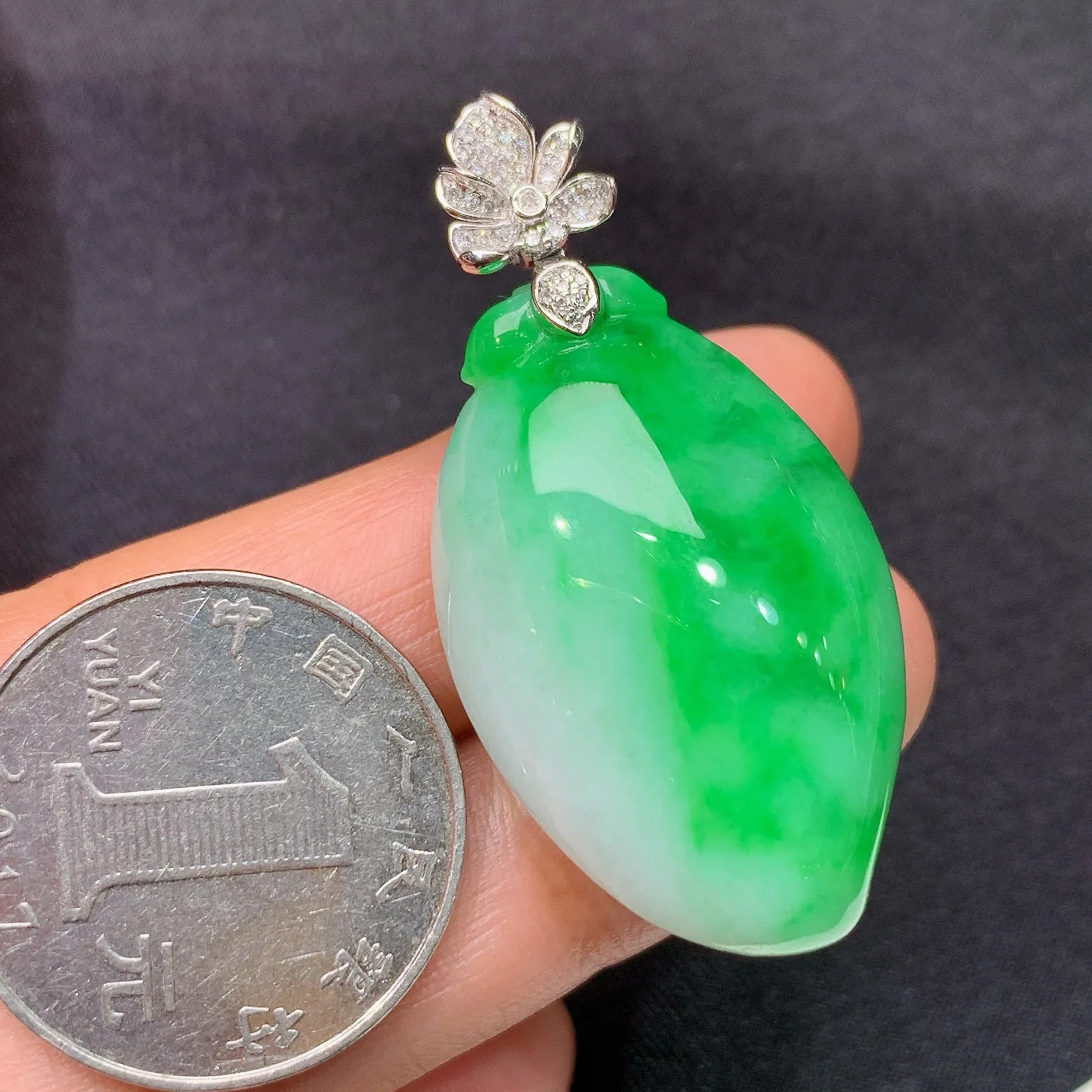 飘绿福瓜吊坠，18k金镶嵌，冰润色阳，玉质细腻，种水足，M002 尺寸43.9*21.5*12