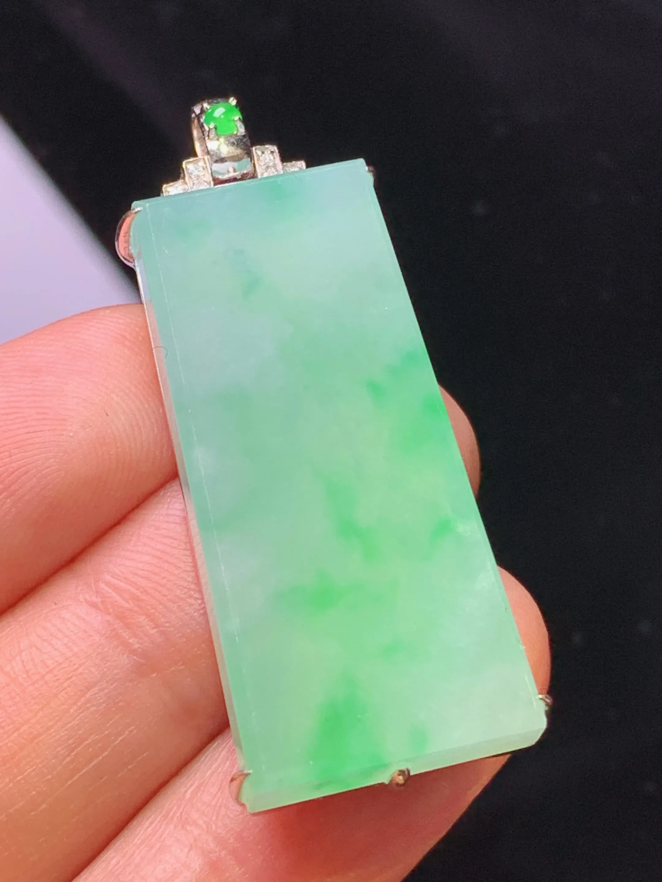 18k金钻镶嵌翠绿无事牌吊坠 玉质细腻 色泽清新艳丽 整体尺寸42.5*18*8.3