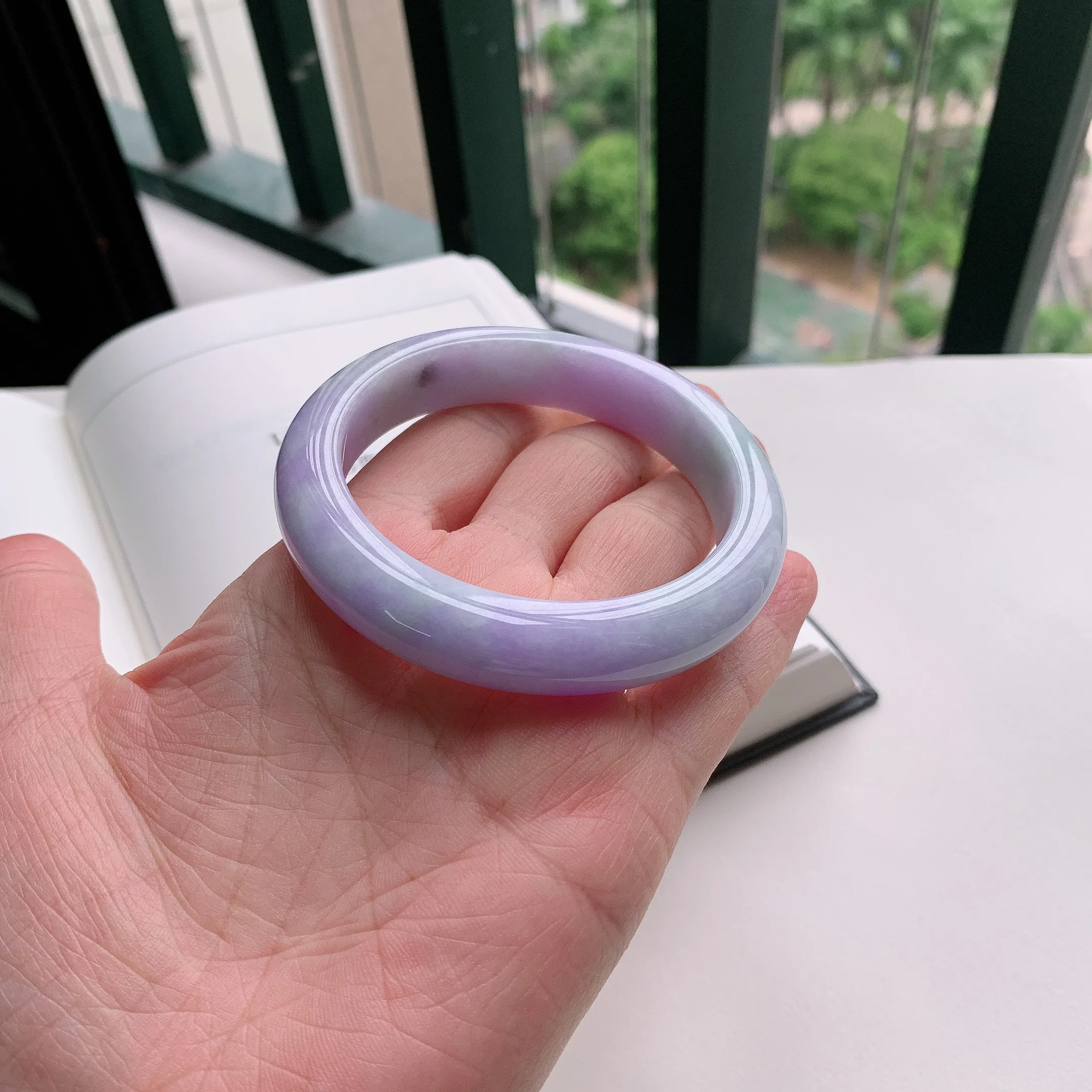 正圈57圈口，天然A货翡翠冰糯种水润飘绿玉手镯，水润秀丽，飘花灵动，种水十足，视觉甜美可人，恰到好处的美，十分高雅耐看，条形优美，上手优雅大方。65.35