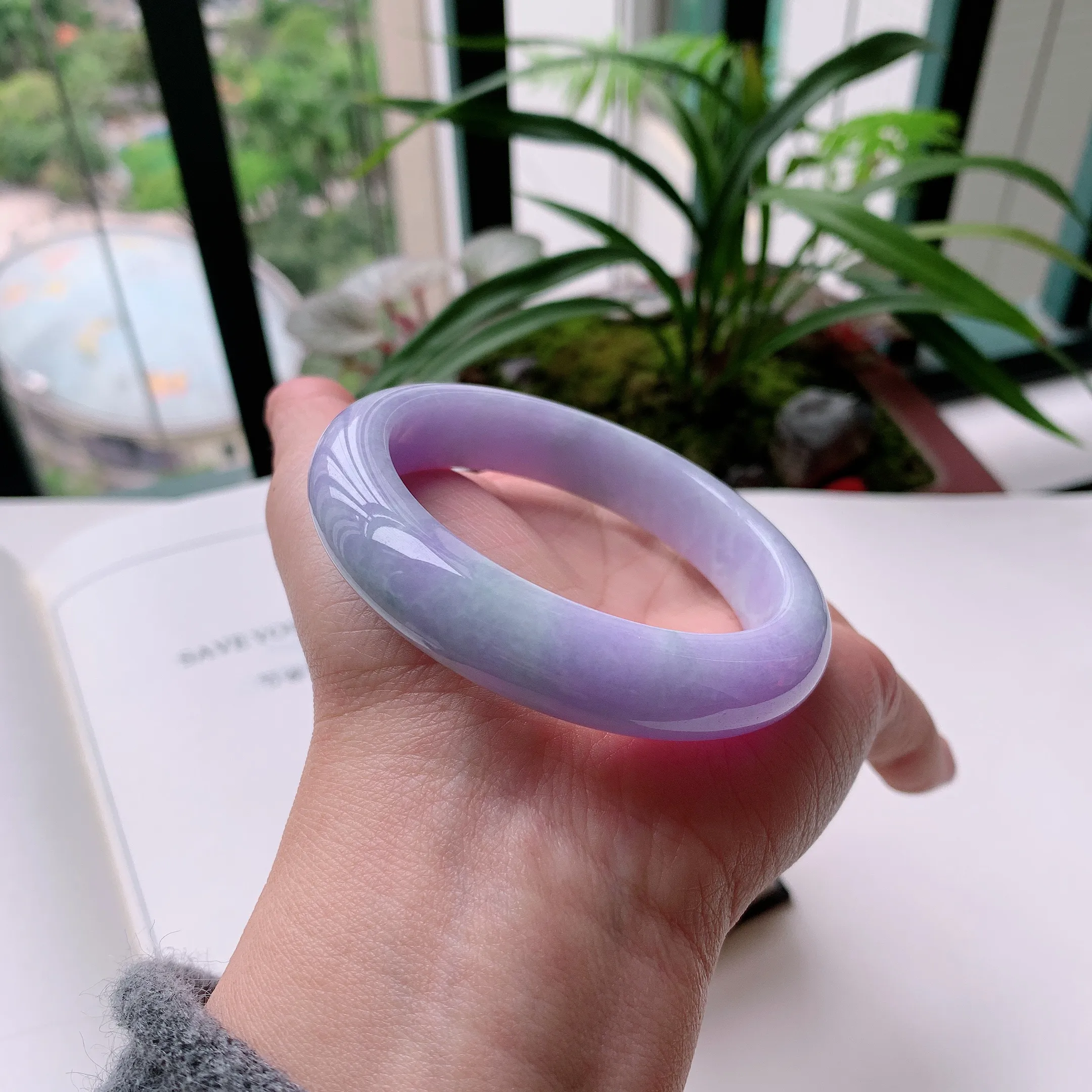 正圈55圈口，天然A货翡翠冰糯种水润飘绿玉手镯，水润秀丽，飘花灵动，种水十足，视觉甜美可人，恰到好处的美，十分高雅耐看，条形优美，上手优雅大方。61.34