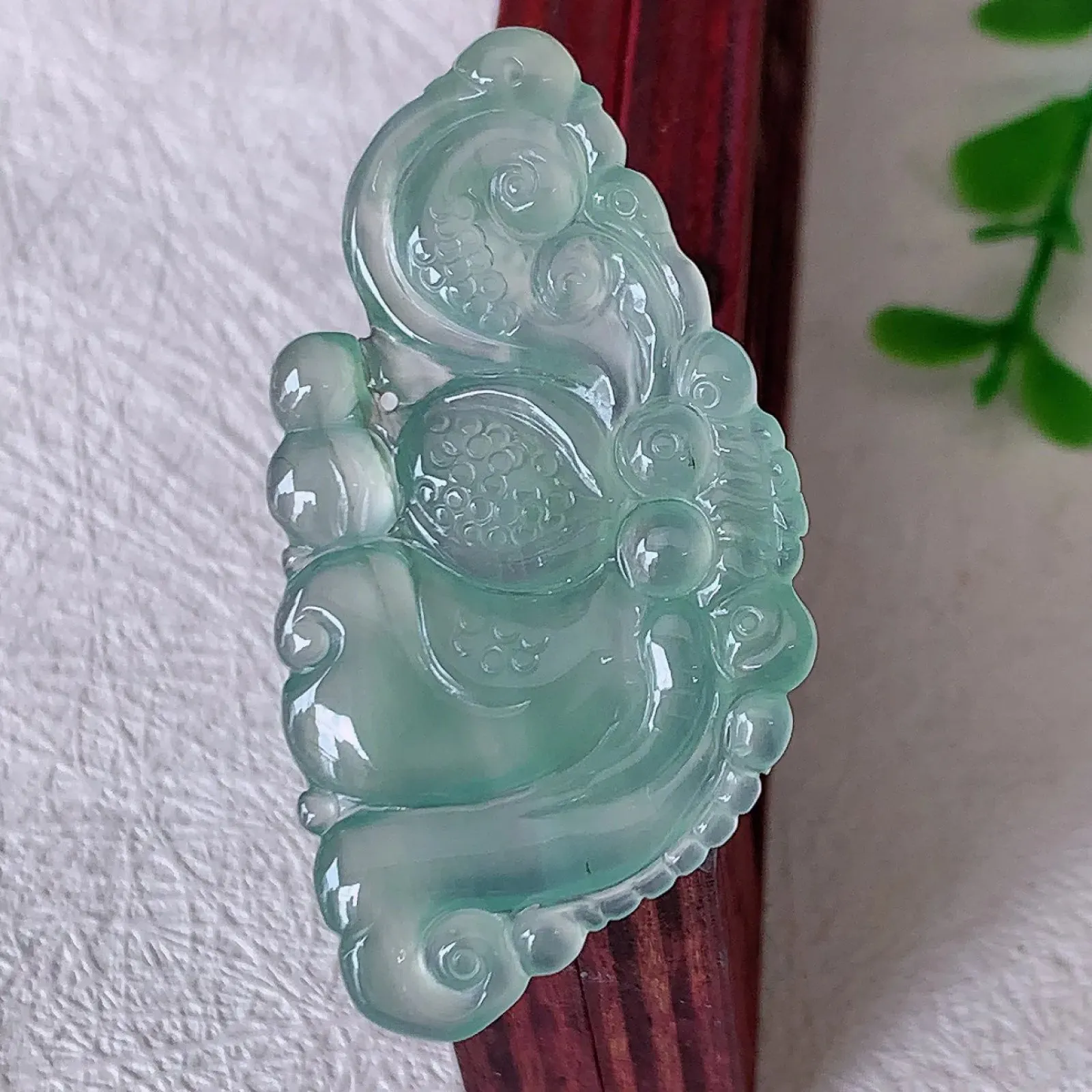 自然光实拍，冰种蝴蝶翡翠吊坠，翠色灵动，玉质细腻，颜色漂亮，品相佳，佩戴佳品！#01.25