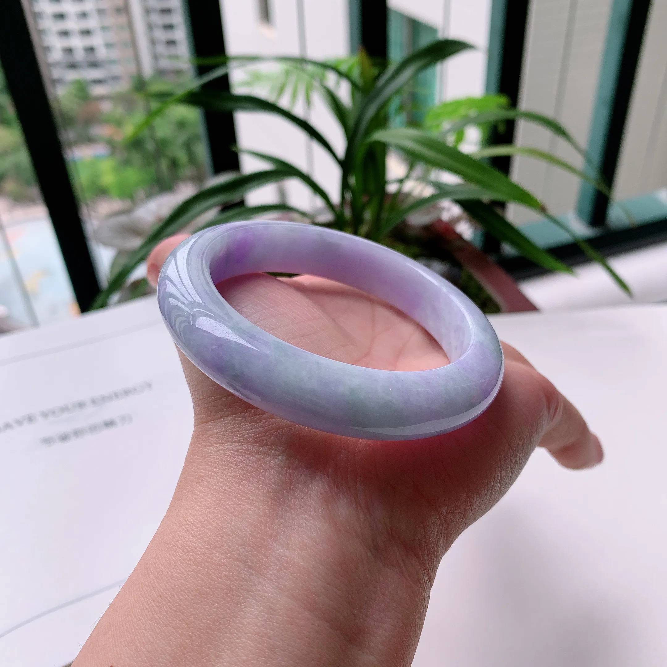 正圈58圈口，天然A货翡翠冰糯种水润飘绿玉手镯，水润秀丽，飘花灵动，种水十足，视觉甜美可人，恰到好处的美，十分高雅耐看，条形优美，上手优雅大方。70.91