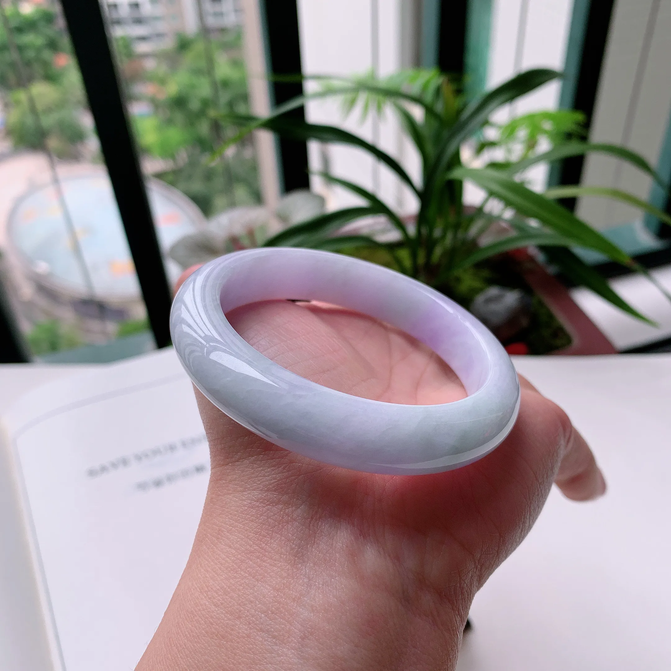 正圈57圈口，天然A货翡翠冰糯种水润飘绿玉手镯，水润秀丽，飘花灵动，种水十足，视觉甜美可人，恰到好处的美，十分高雅耐看，条形优美，上手优雅大方。63.98